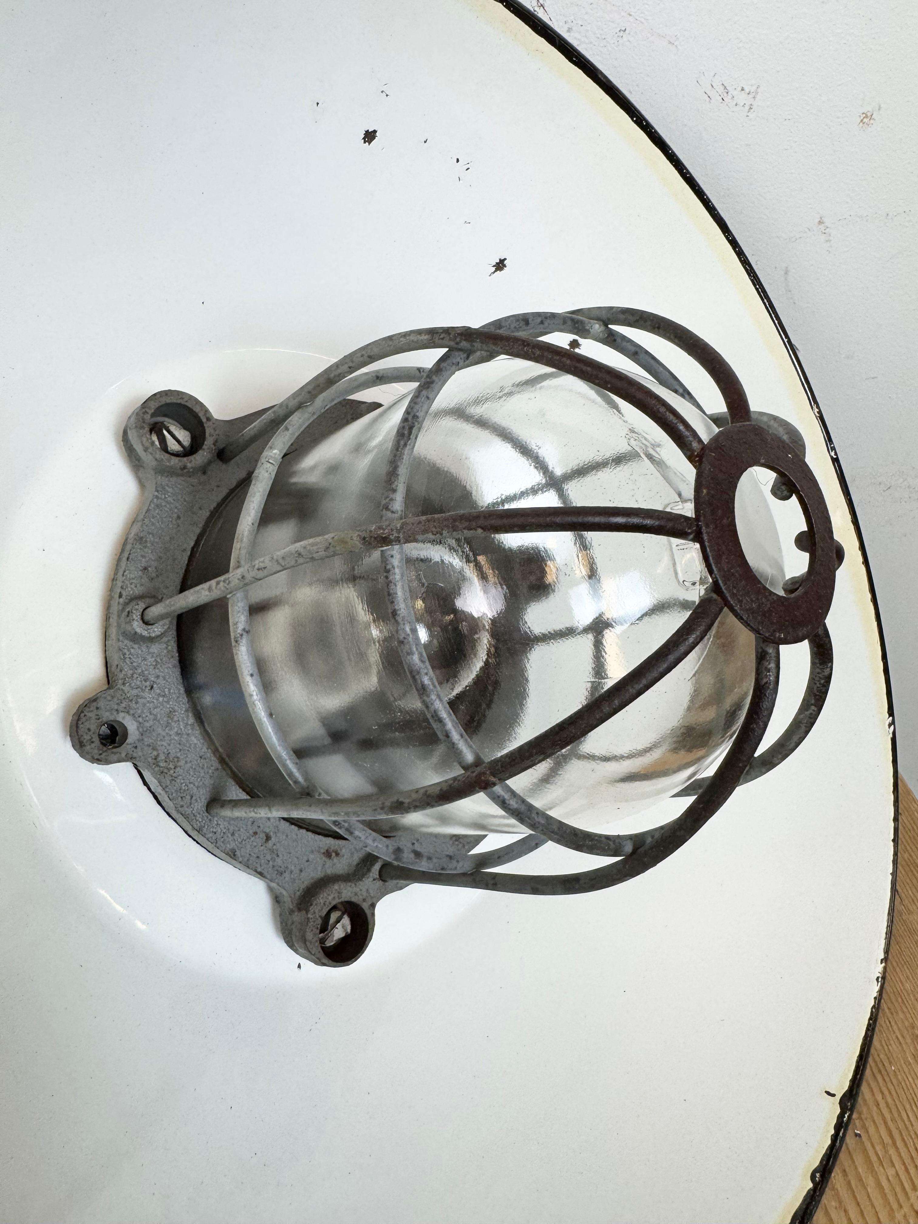 Lampada a sospensione industriale a gabbia in ghisa e smalto nero, anni '1960 in vendita 9