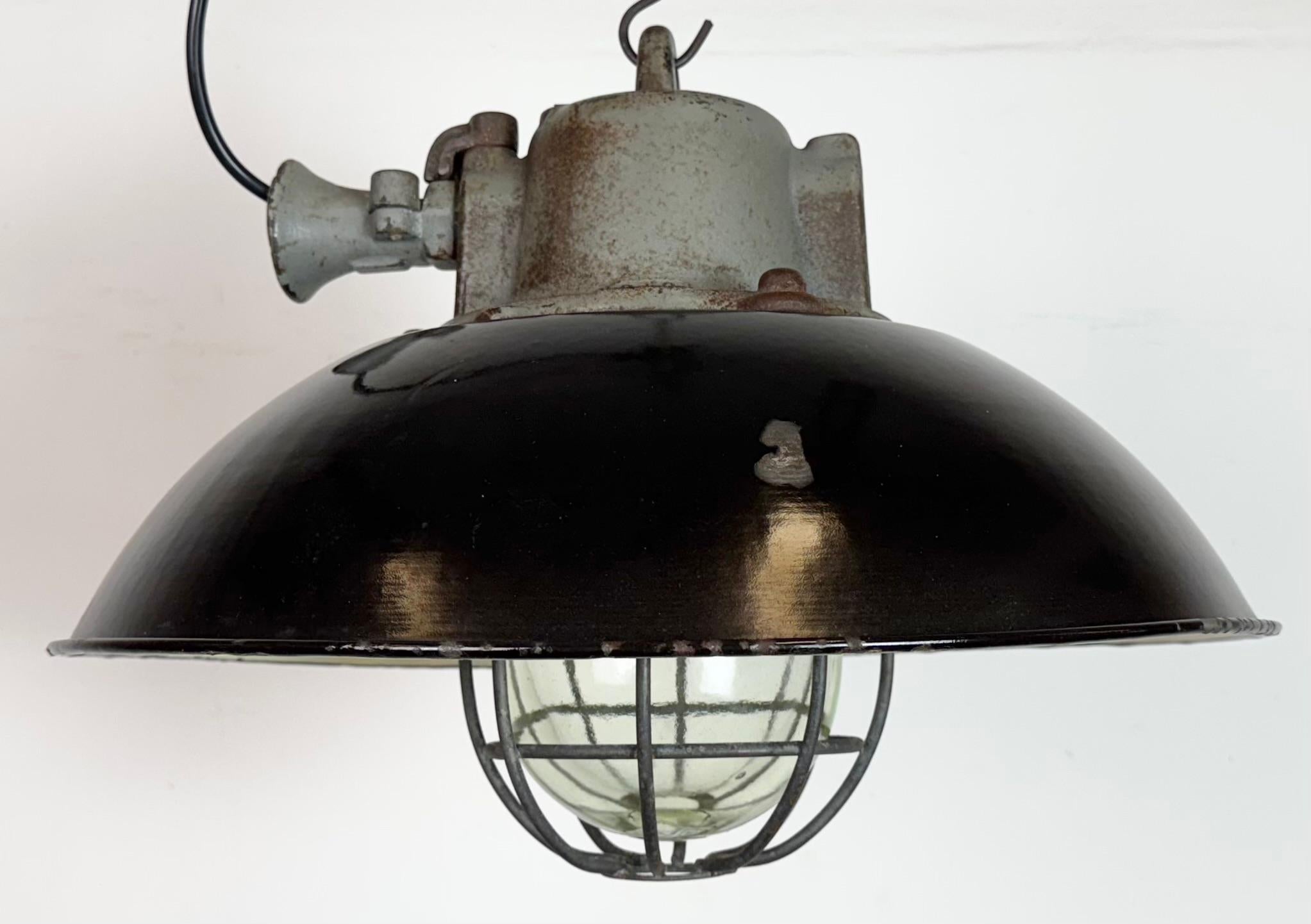 Lámpara colgante de jaula industrial de hierro fundido y esmalte negro, años 1960 Industrial en venta