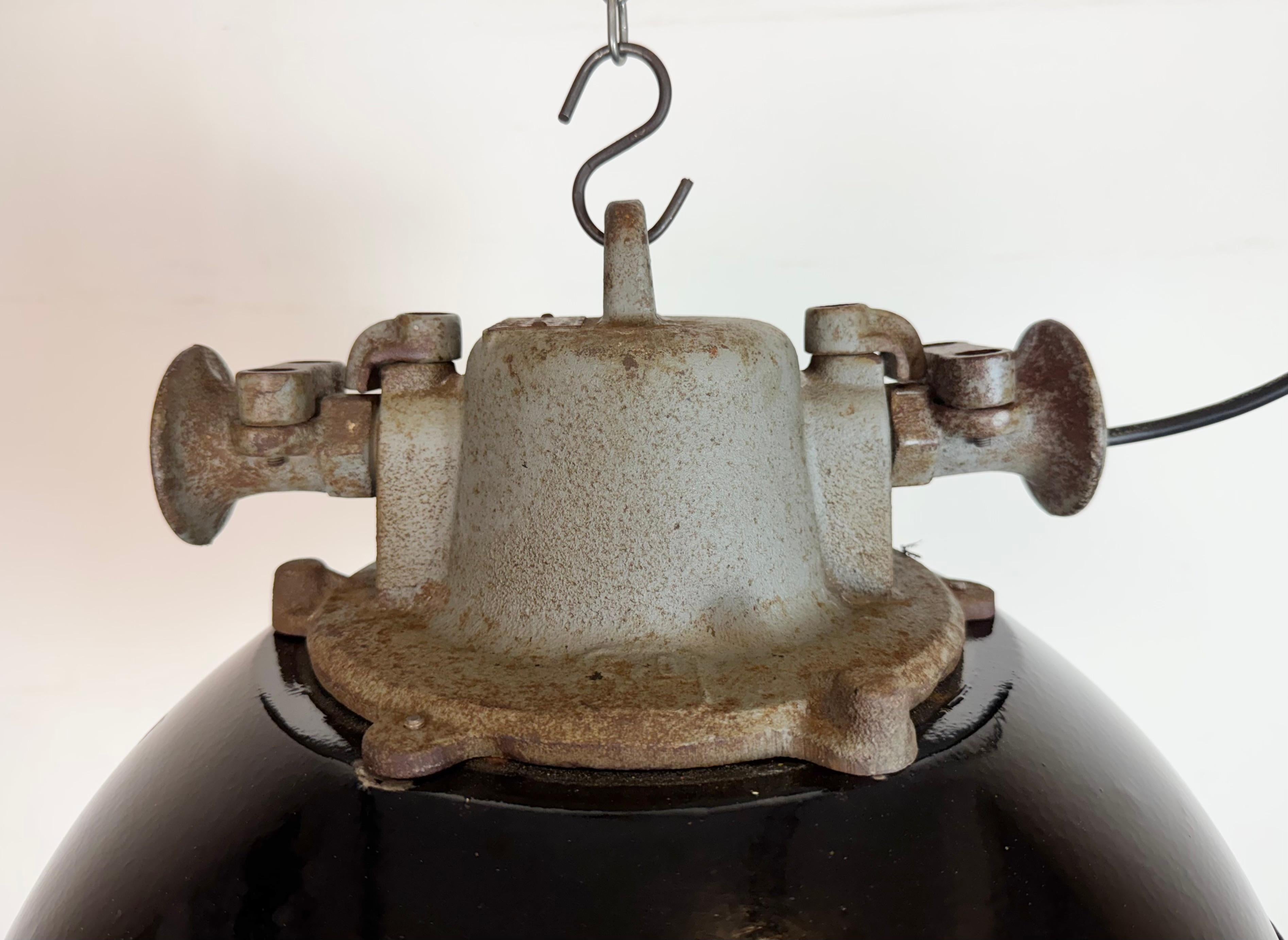 Lámpara colgante de jaula industrial de hierro fundido y esmalte negro, años 1960 Industrial en venta