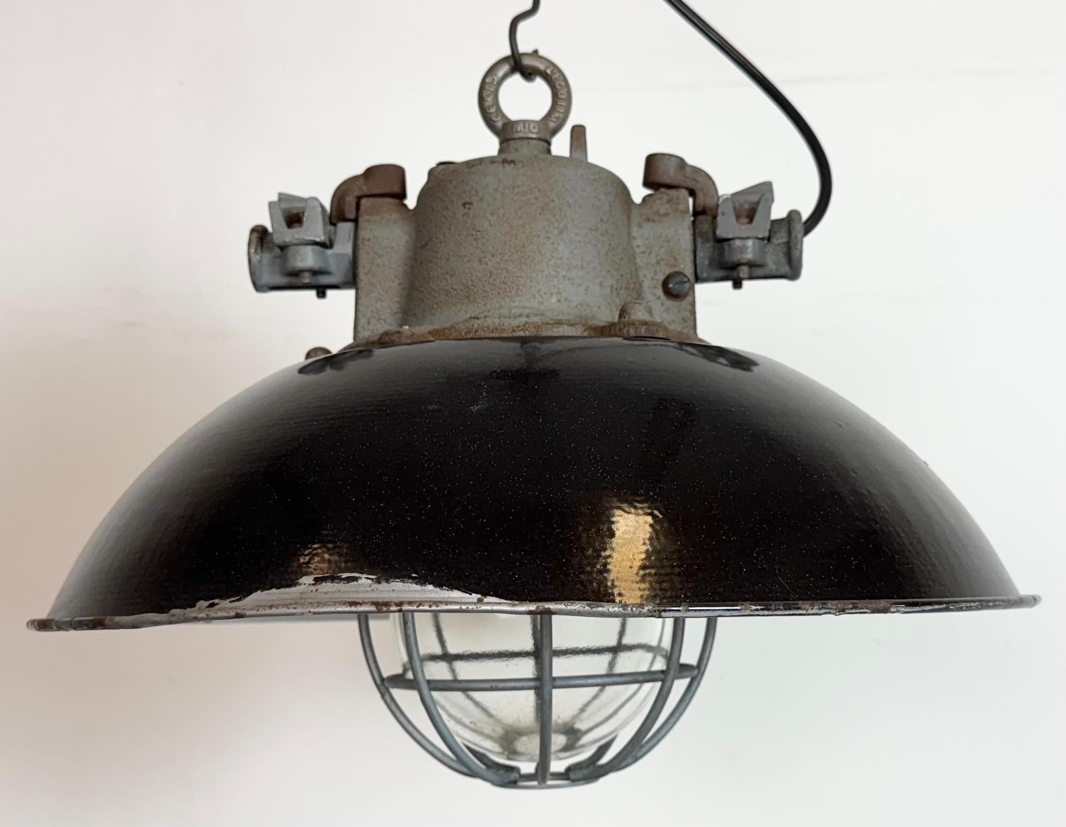 Lámpara colgante de jaula industrial de hierro fundido y esmalte negro, años 1960 Industrial en venta