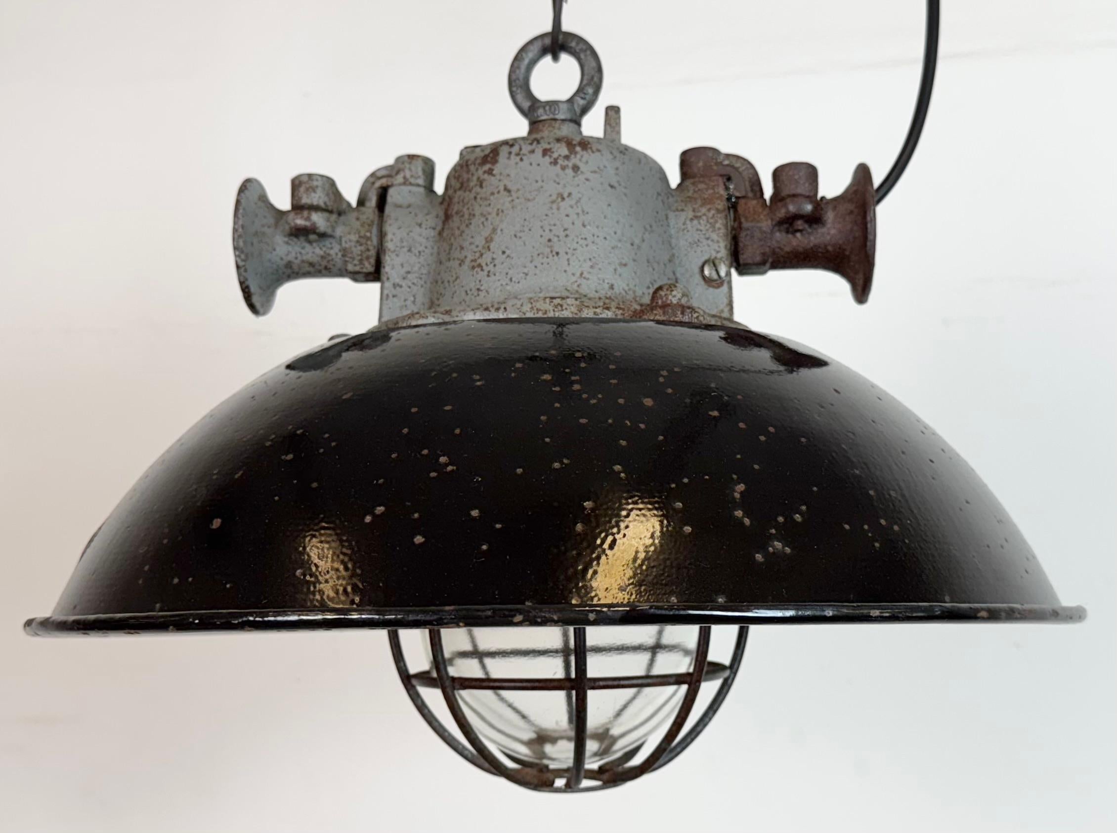 Lámpara colgante de jaula industrial de hierro fundido y esmalte negro, años 1960 Industrial en venta