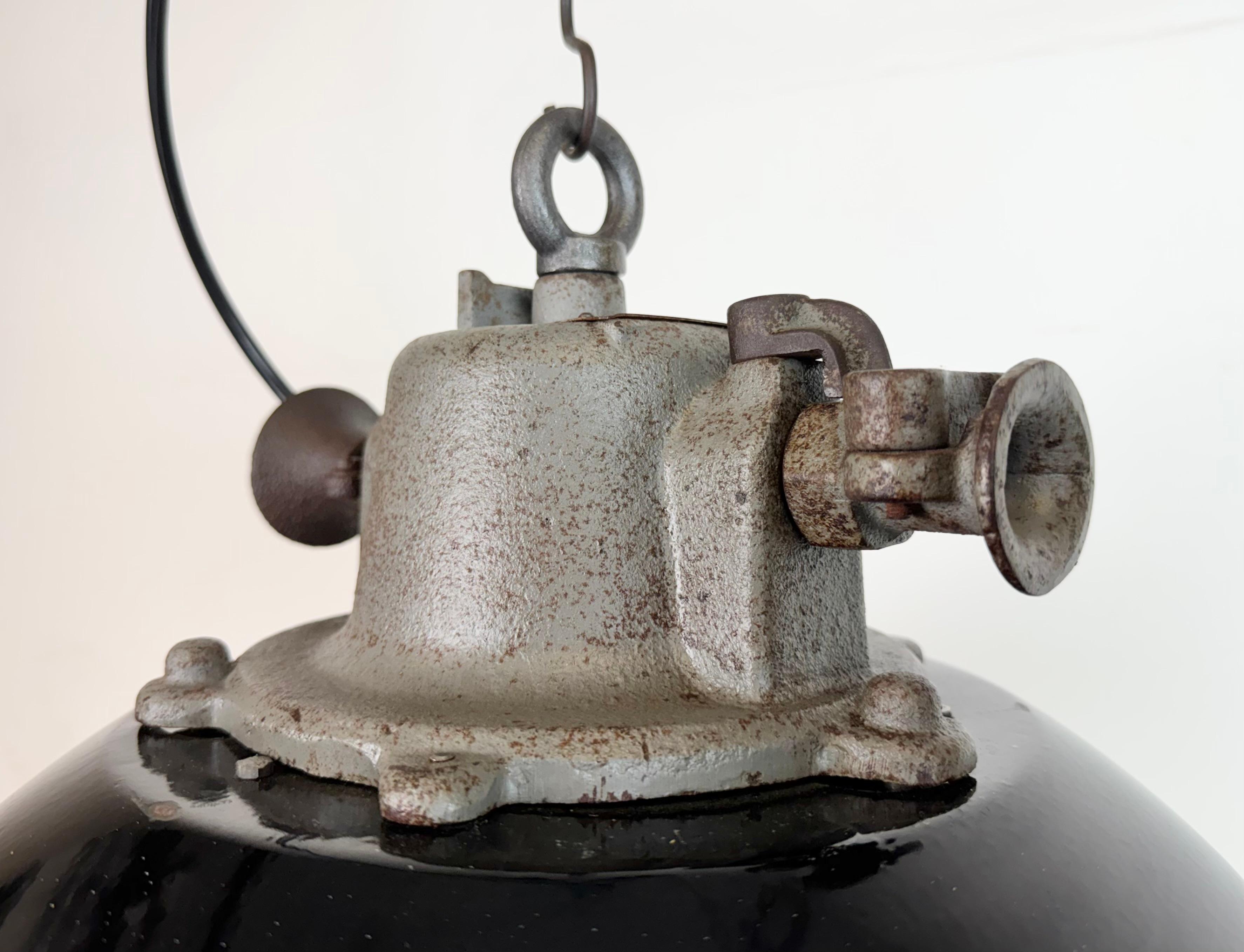 Lámpara colgante de jaula industrial de hierro fundido y esmalte negro, años 1960 Industrial en venta