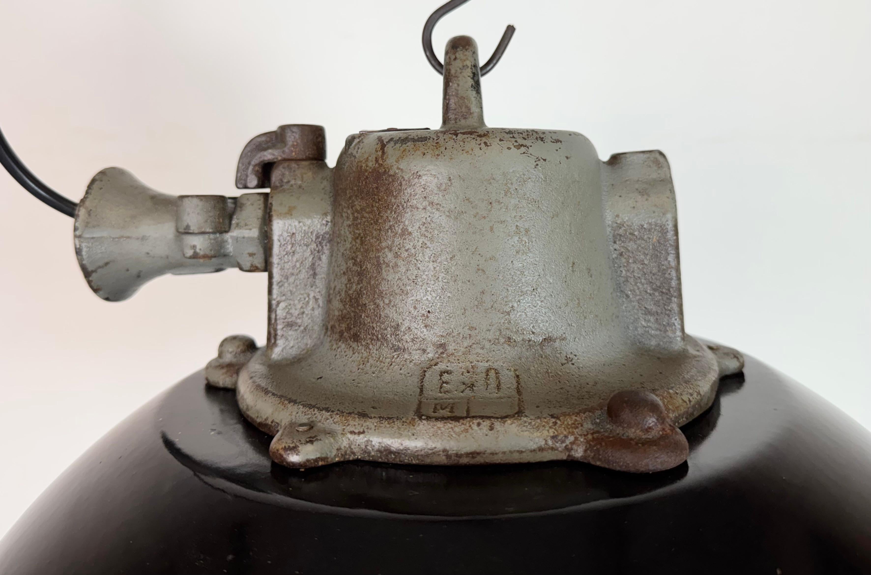 Lámpara colgante de jaula industrial de hierro fundido y esmalte negro, años 1960 Checo en venta