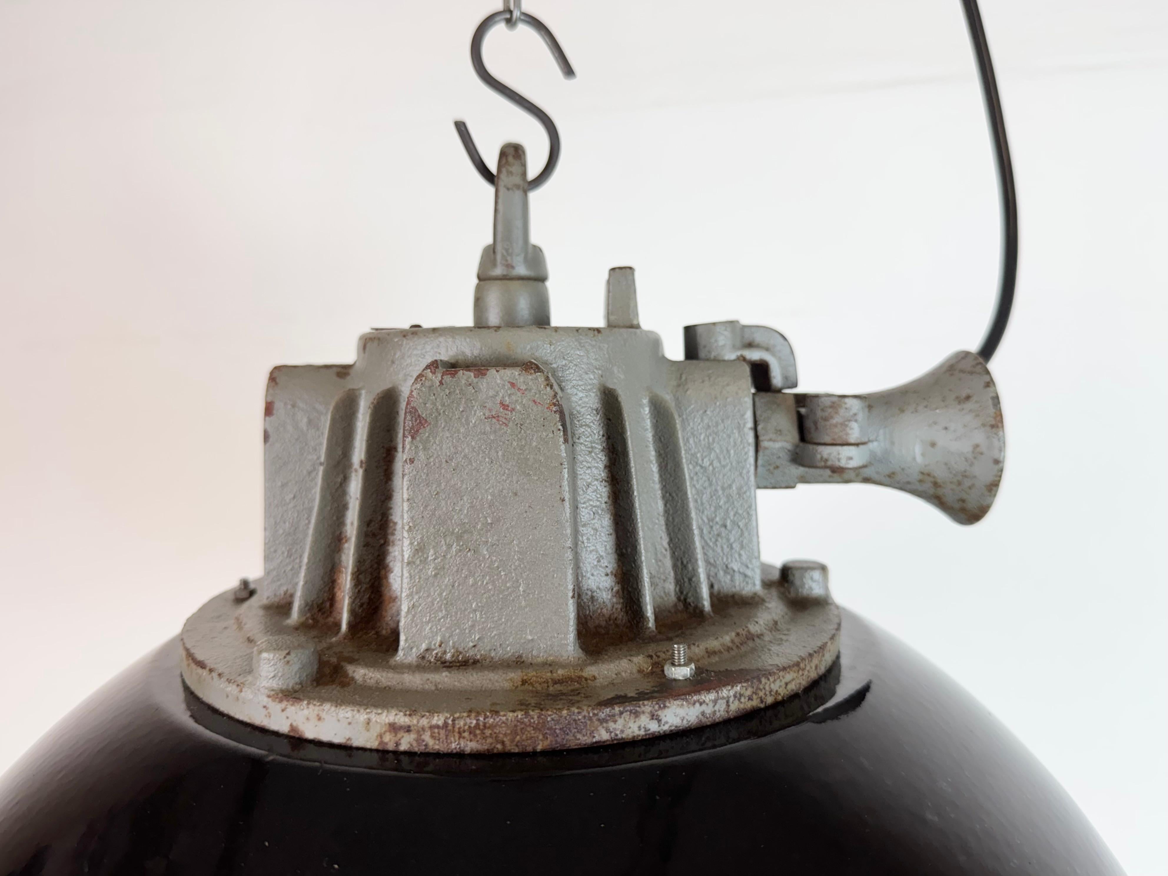 Ceco Lampada a sospensione industriale a gabbia in ghisa e smalto nero, anni '1960 in vendita