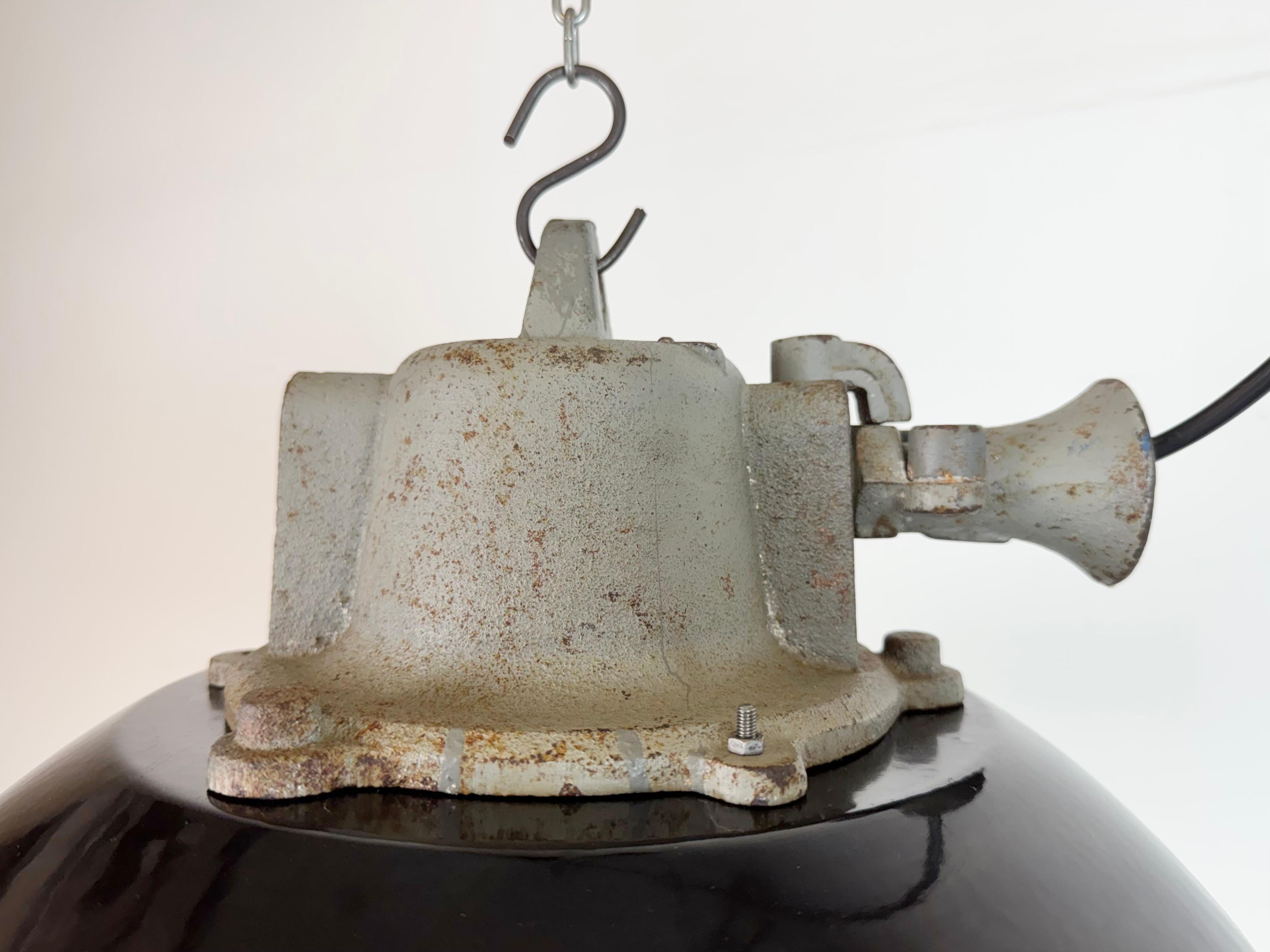 Ceco Lampada a sospensione industriale a gabbia in ghisa e smalto nero, anni '1960 in vendita