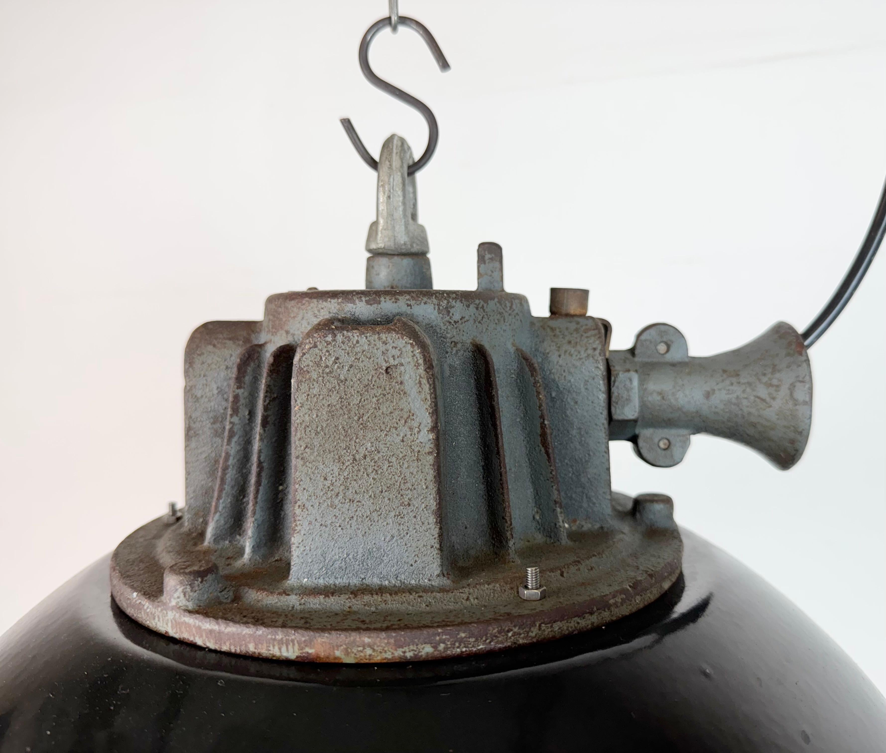 Ceco Lampada a sospensione industriale a gabbia in ghisa e smalto nero, anni '1960 in vendita