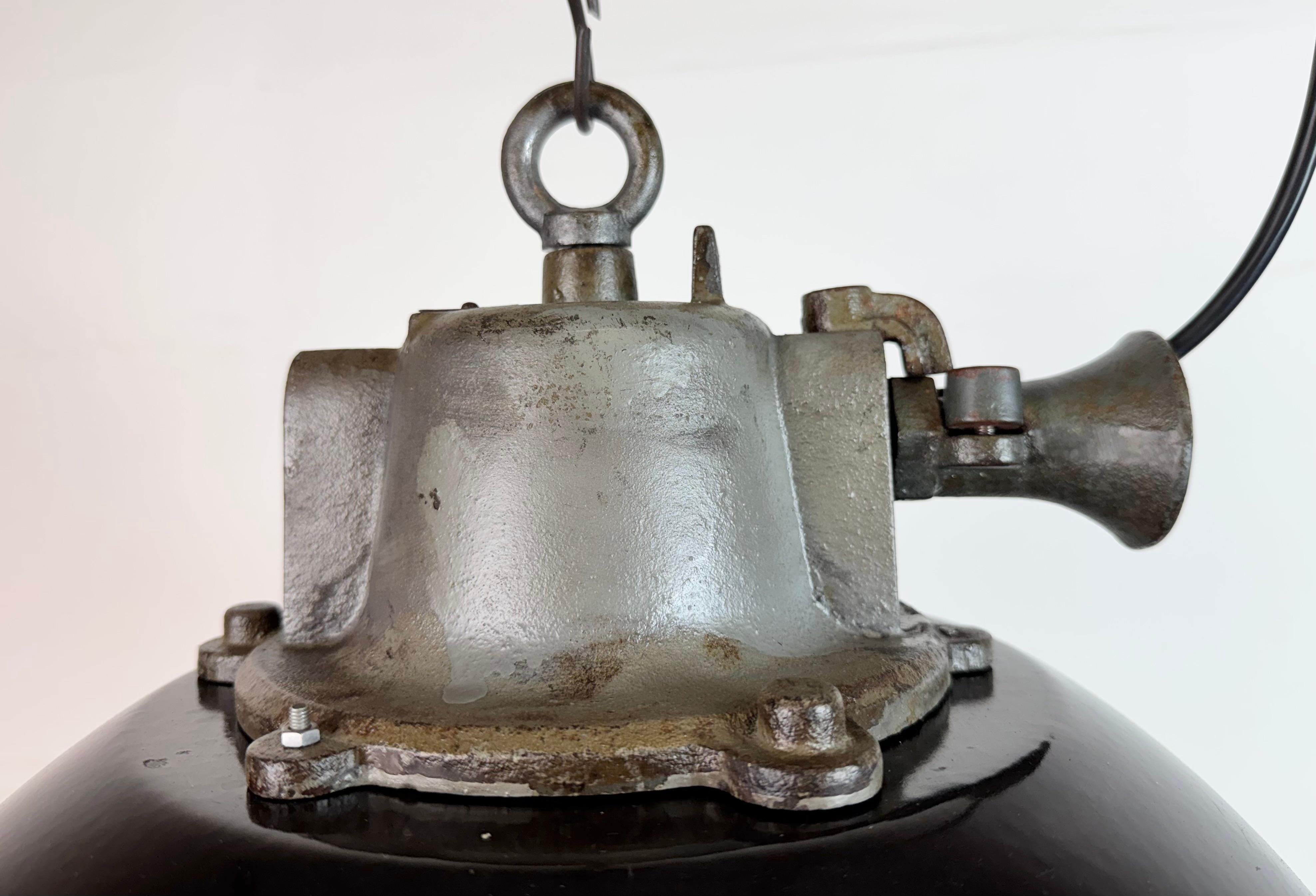 Ceco Lampada a sospensione industriale a gabbia in ghisa e smalto nero, anni '1960 in vendita