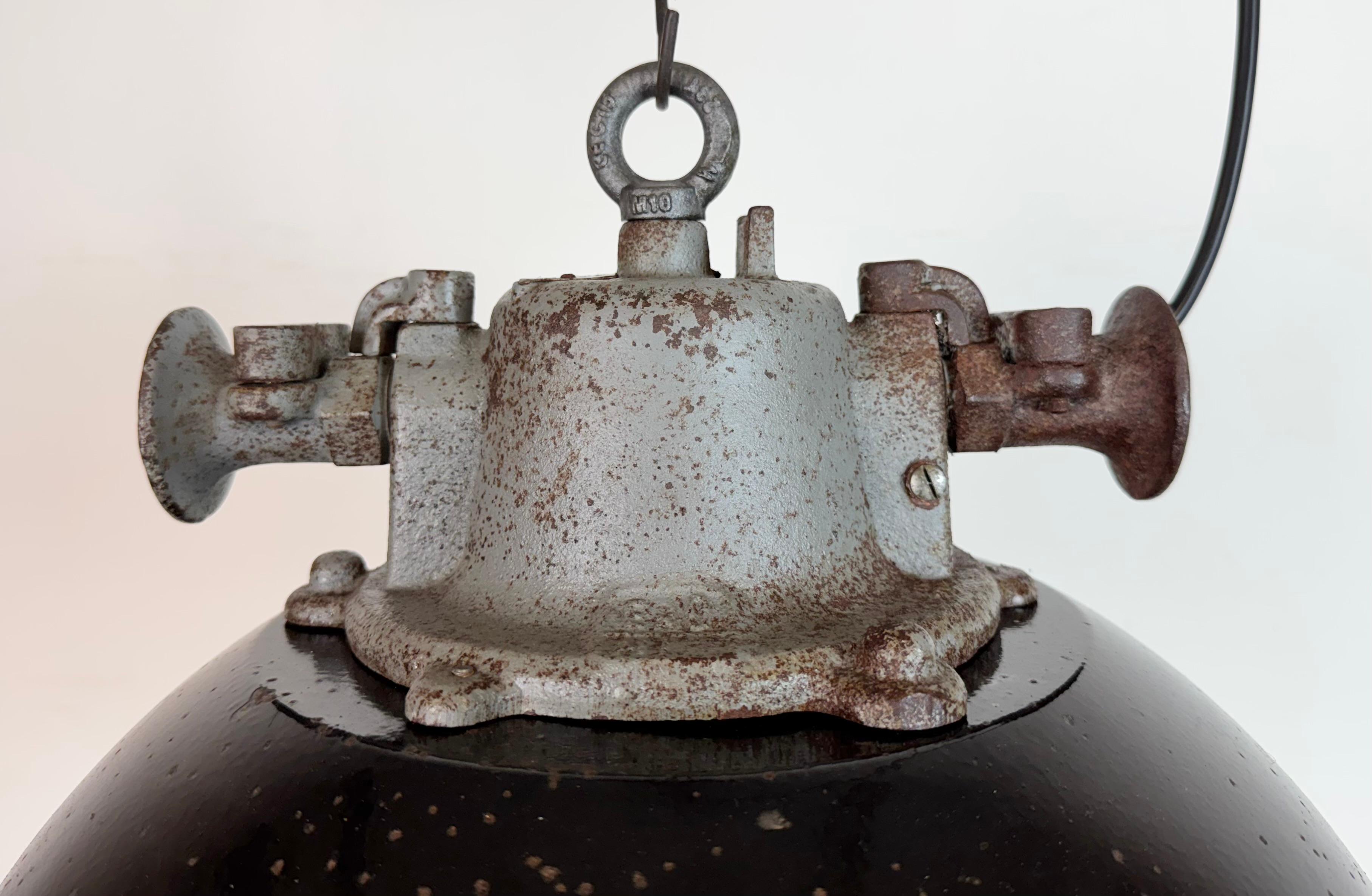 Lámpara colgante de jaula industrial de hierro fundido y esmalte negro, años 1960 Checo en venta