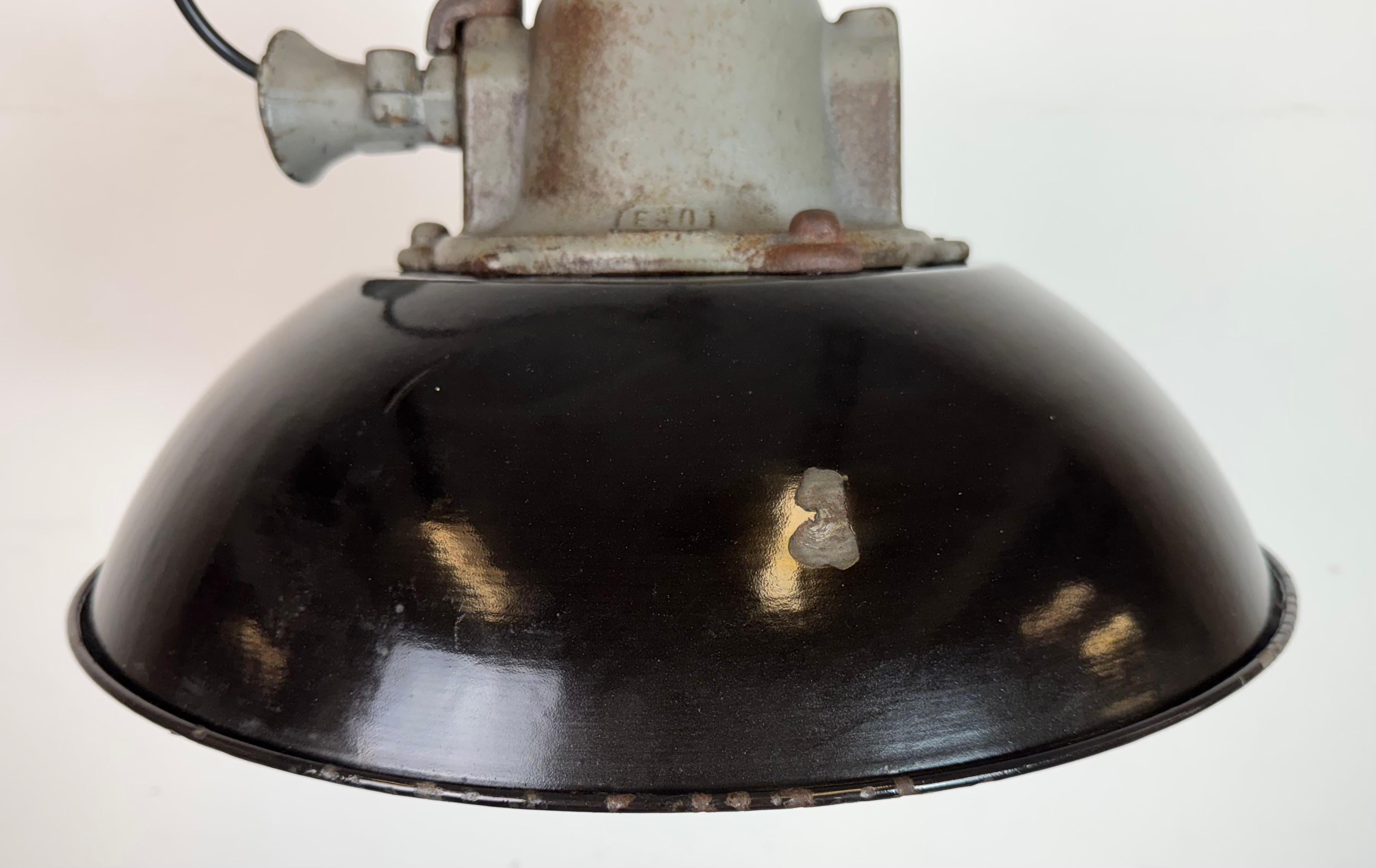 Lámpara colgante de jaula industrial de hierro fundido y esmalte negro, años 1960 Vaciado en venta