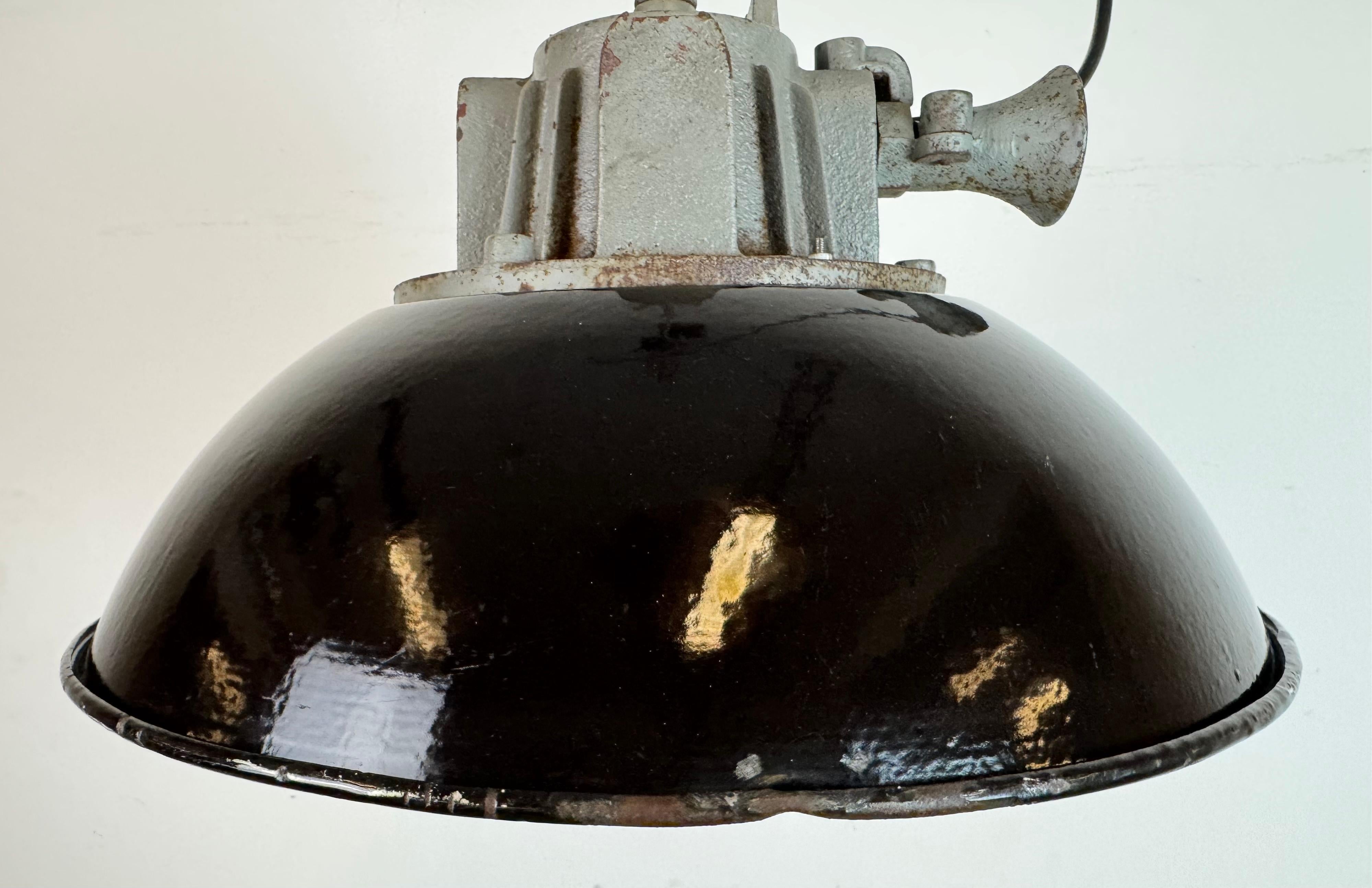 Calco Lampada a sospensione industriale a gabbia in ghisa e smalto nero, anni '1960 in vendita