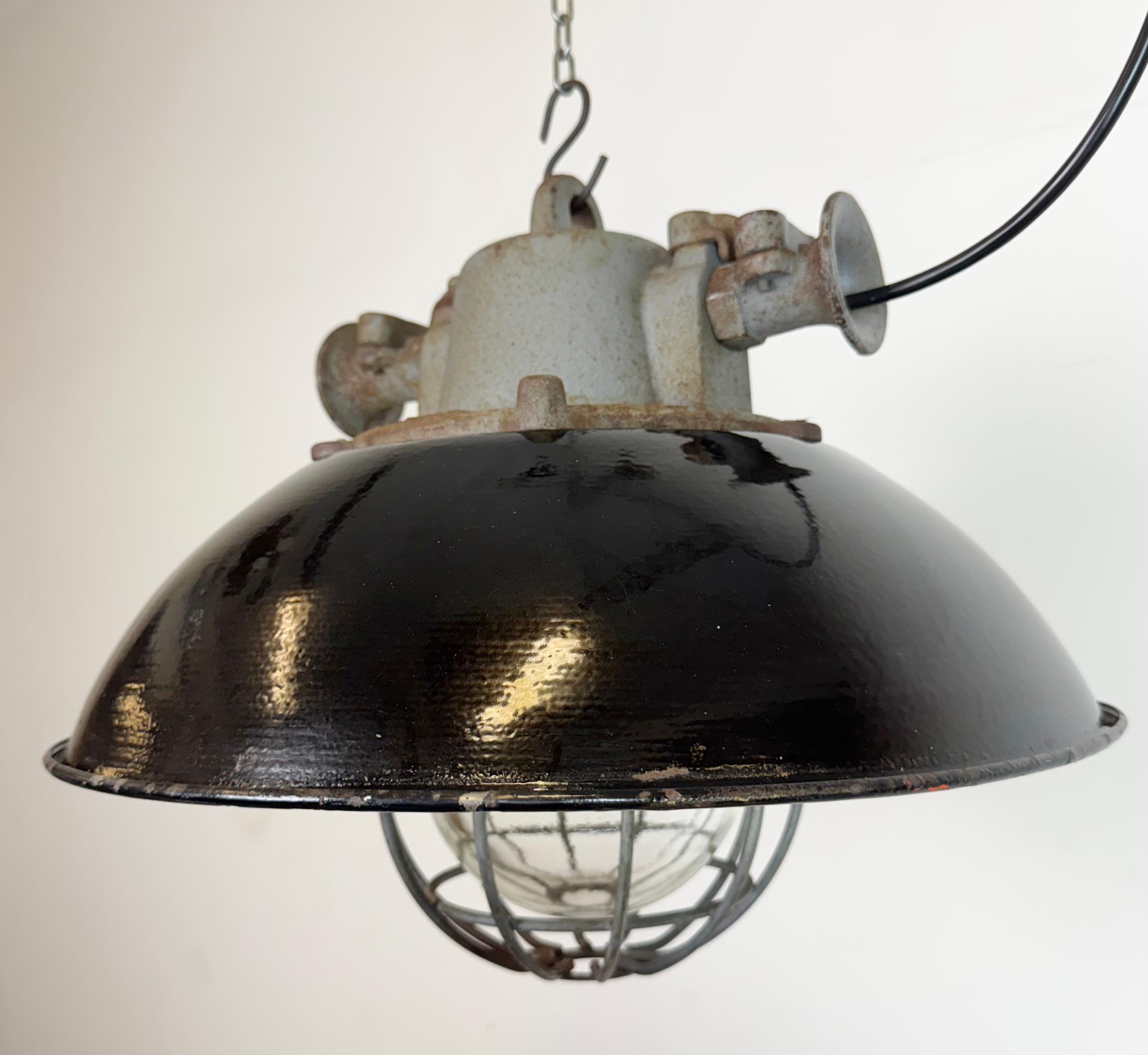 Lámpara colgante de jaula industrial de hierro fundido y esmalte negro, años 1960 Vaciado en venta