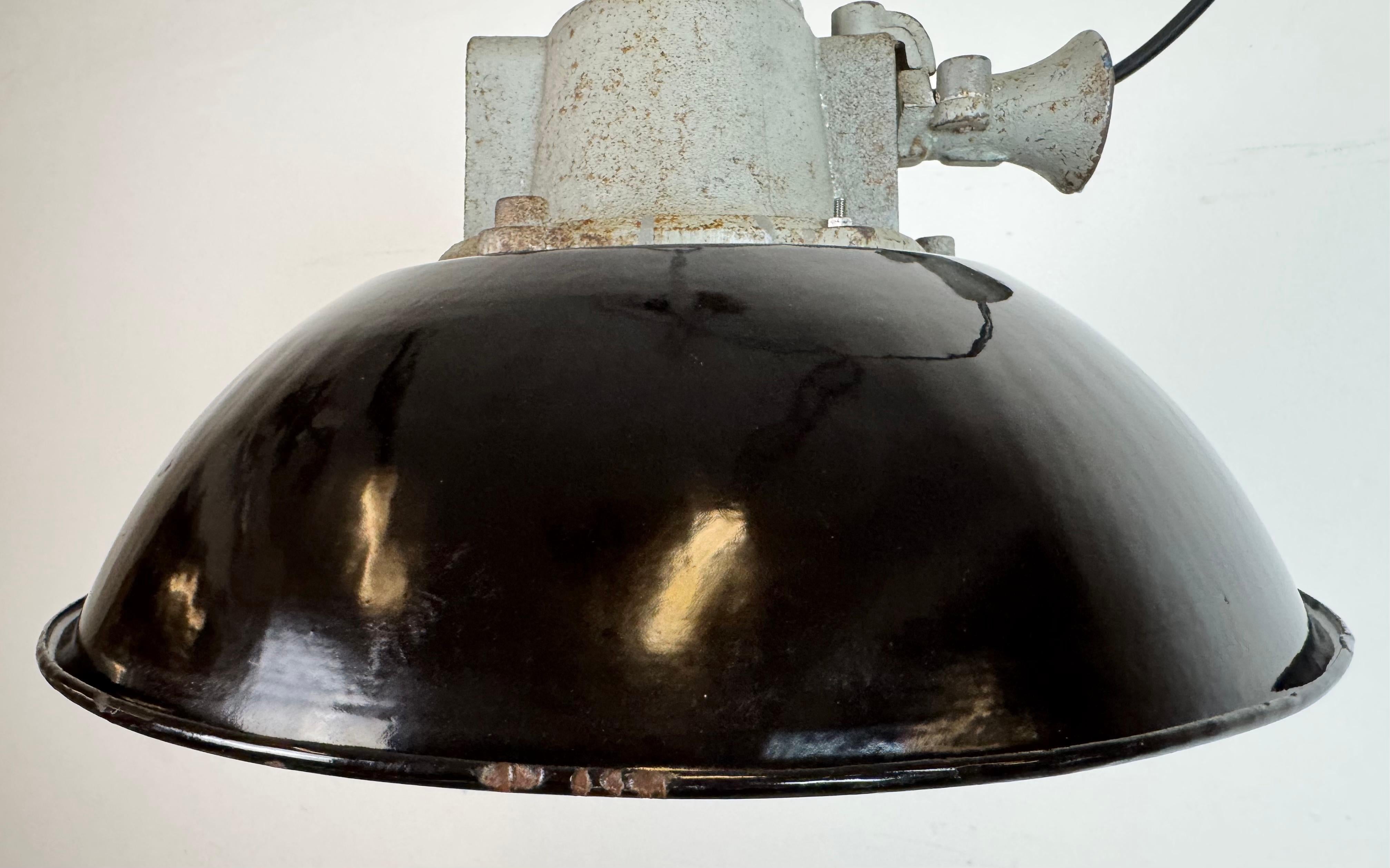 Calco Lampada a sospensione industriale a gabbia in ghisa e smalto nero, anni '1960 in vendita