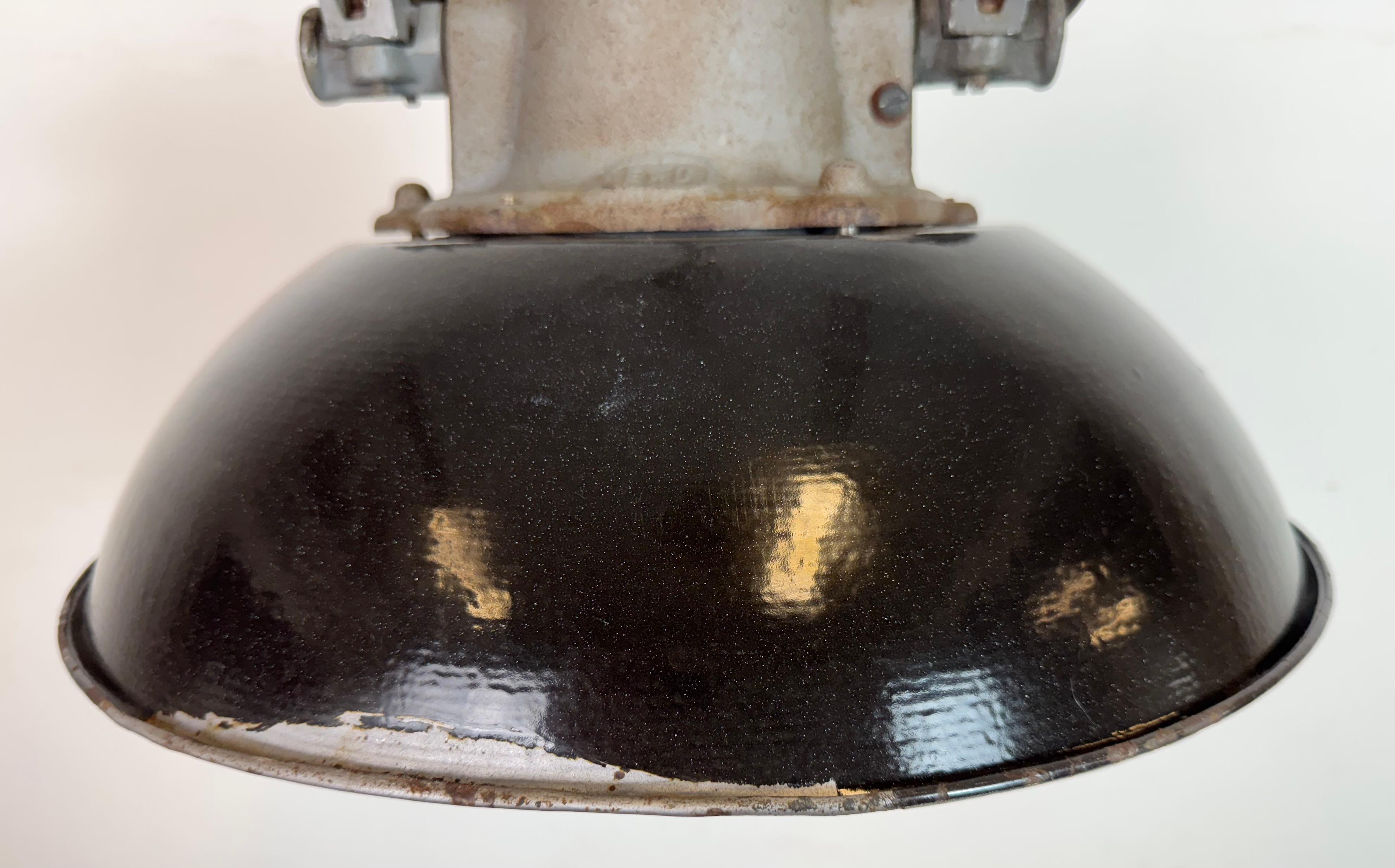 Lámpara colgante de jaula industrial de hierro fundido y esmalte negro, años 1960 Vaciado en venta