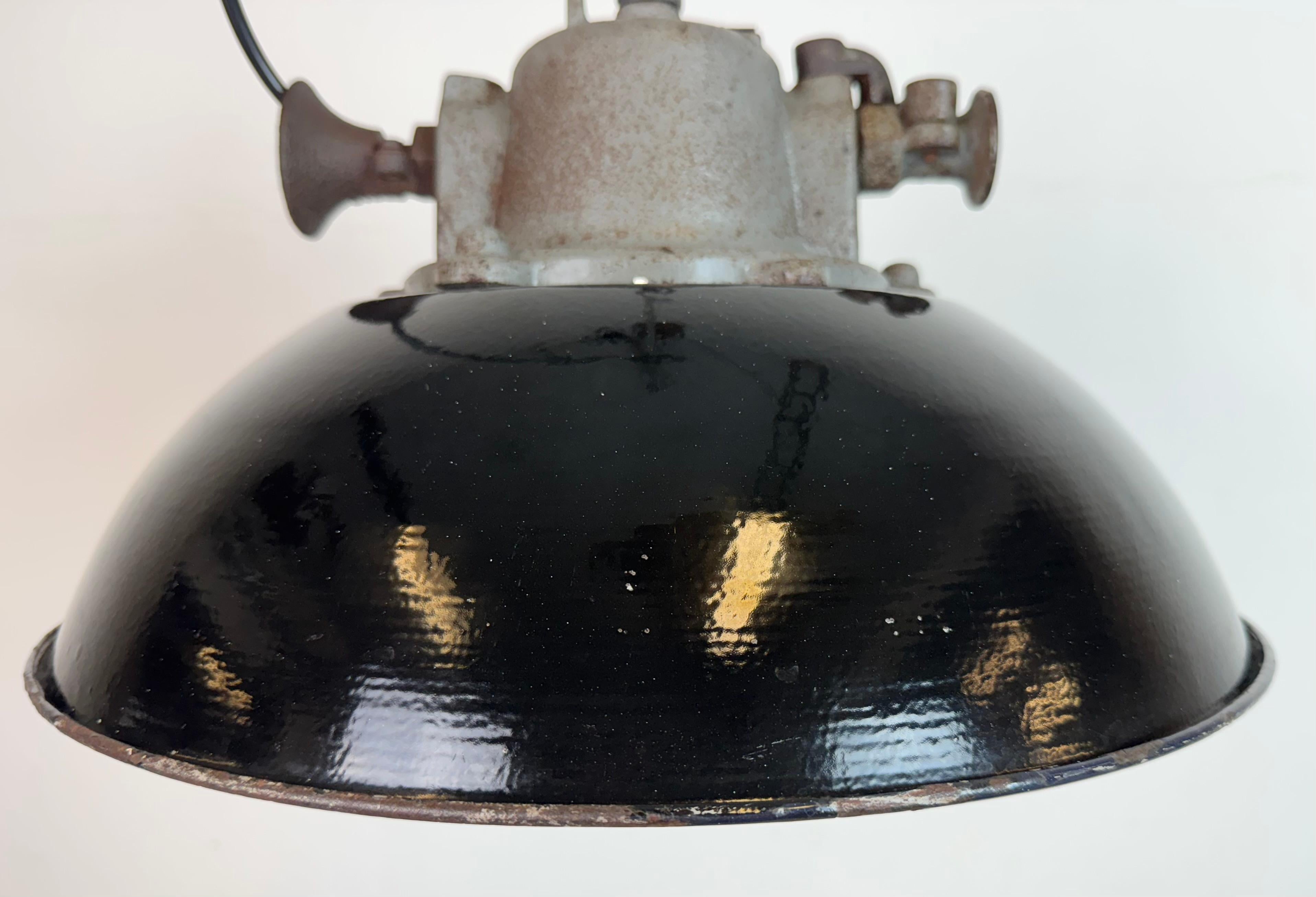 Lámpara colgante de jaula industrial de hierro fundido y esmalte negro, años 1960 Vaciado en venta