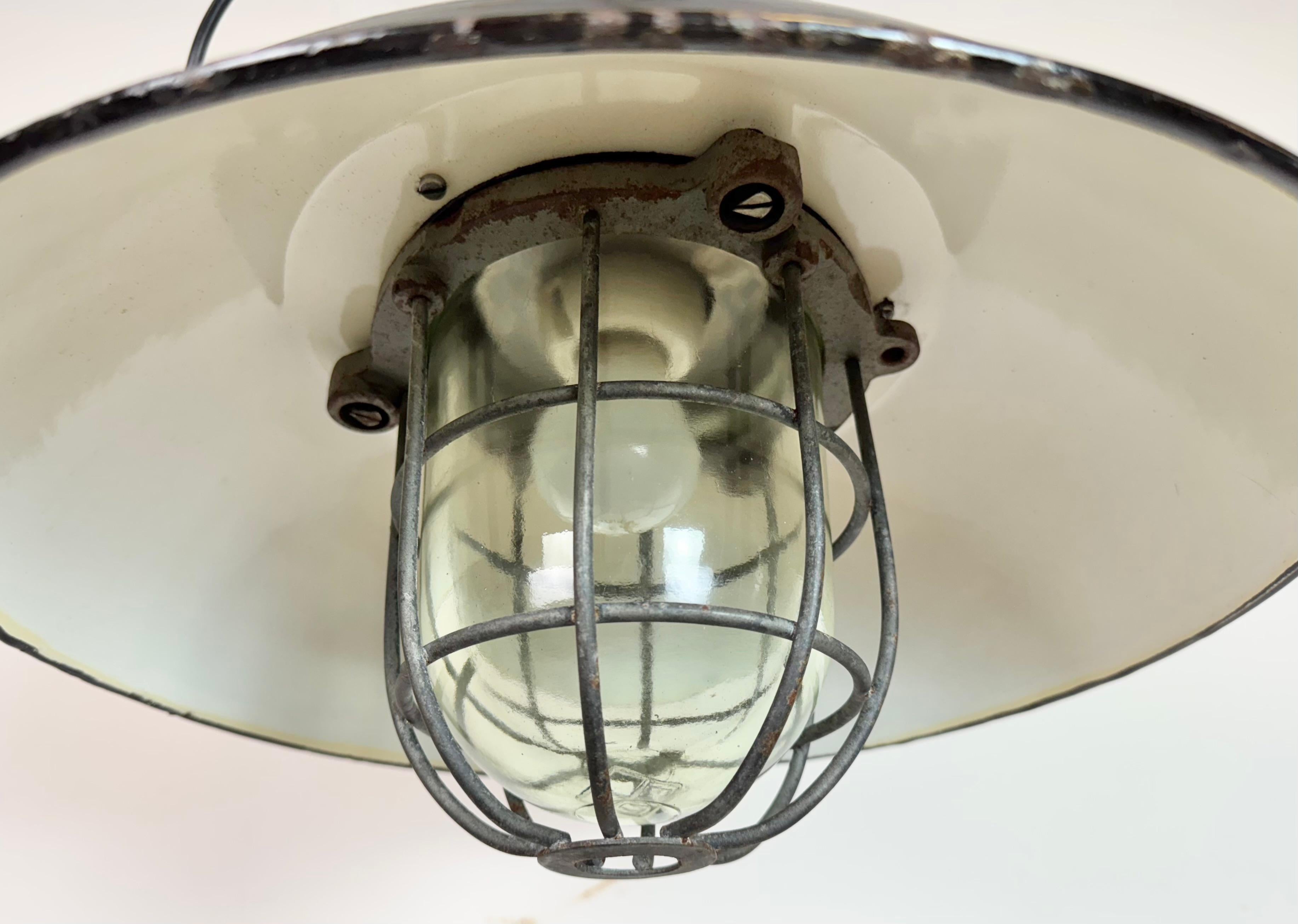 Lámpara colgante de jaula industrial de hierro fundido y esmalte negro, años 1960 en Bueno estado para la venta en Kojetice, CZ