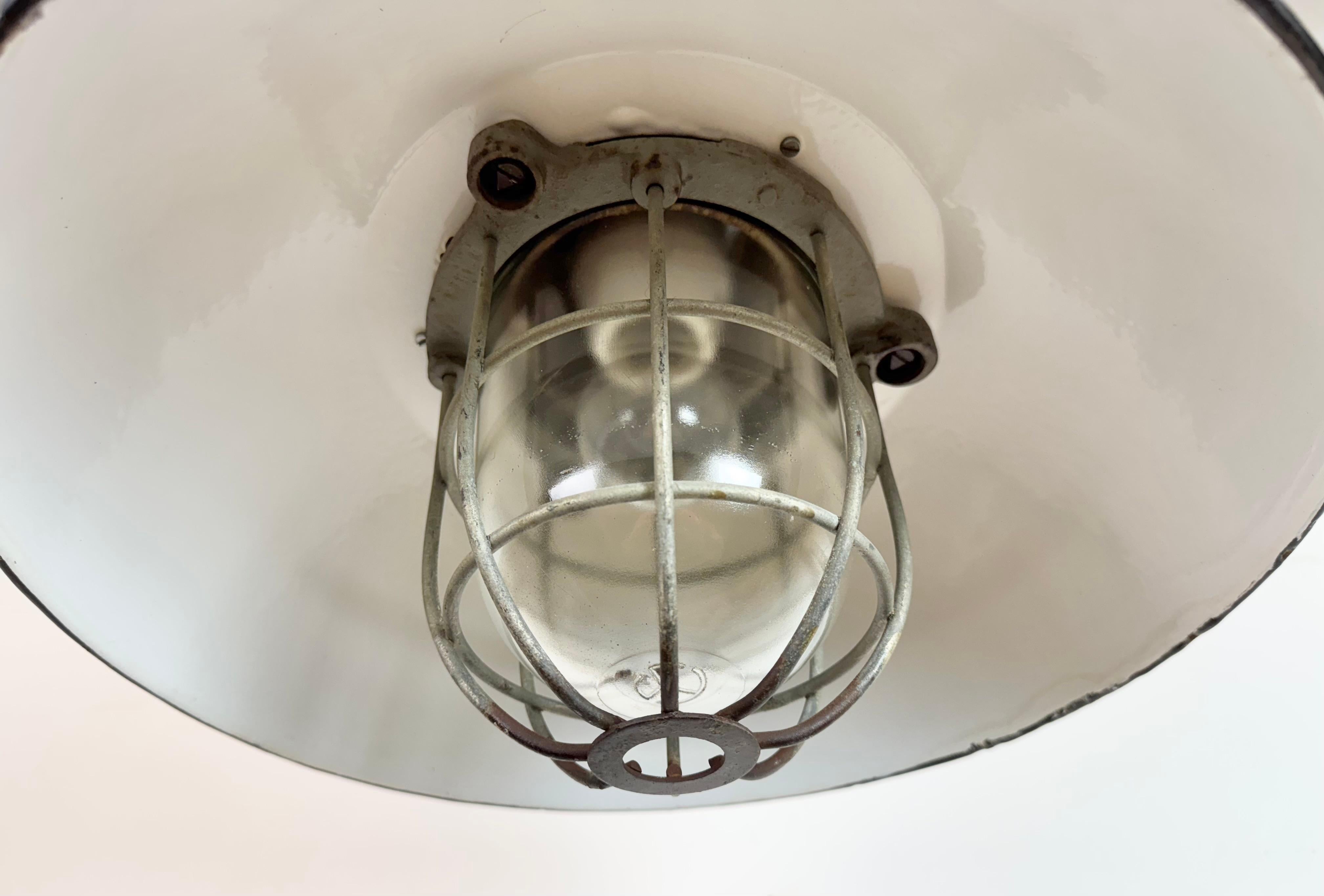 Lampada a sospensione industriale a gabbia in ghisa e smalto nero, anni '1960 In condizioni buone in vendita a Kojetice, CZ