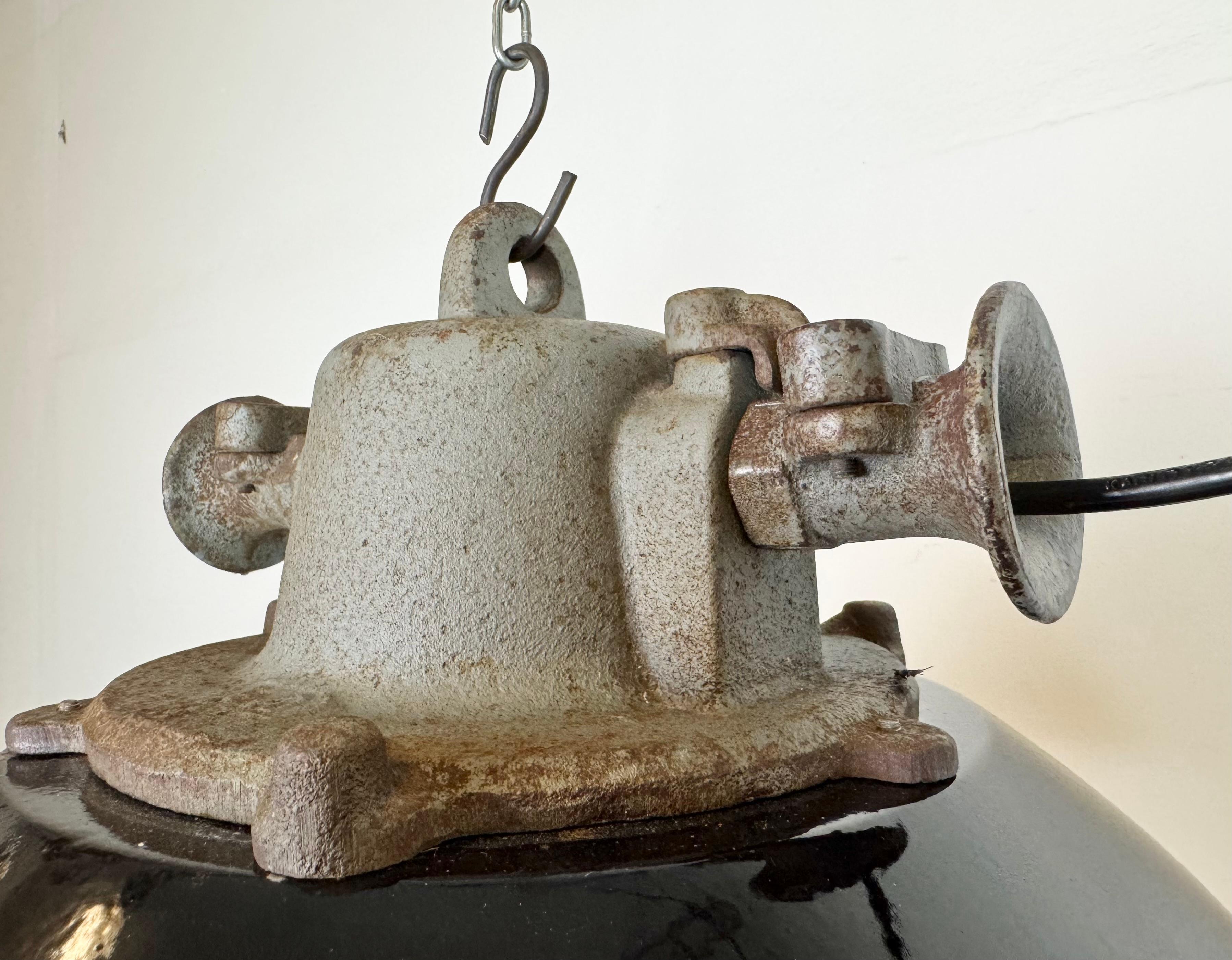 Lámpara colgante de jaula industrial de hierro fundido y esmalte negro, años 1960 en Bueno estado para la venta en Kojetice, CZ