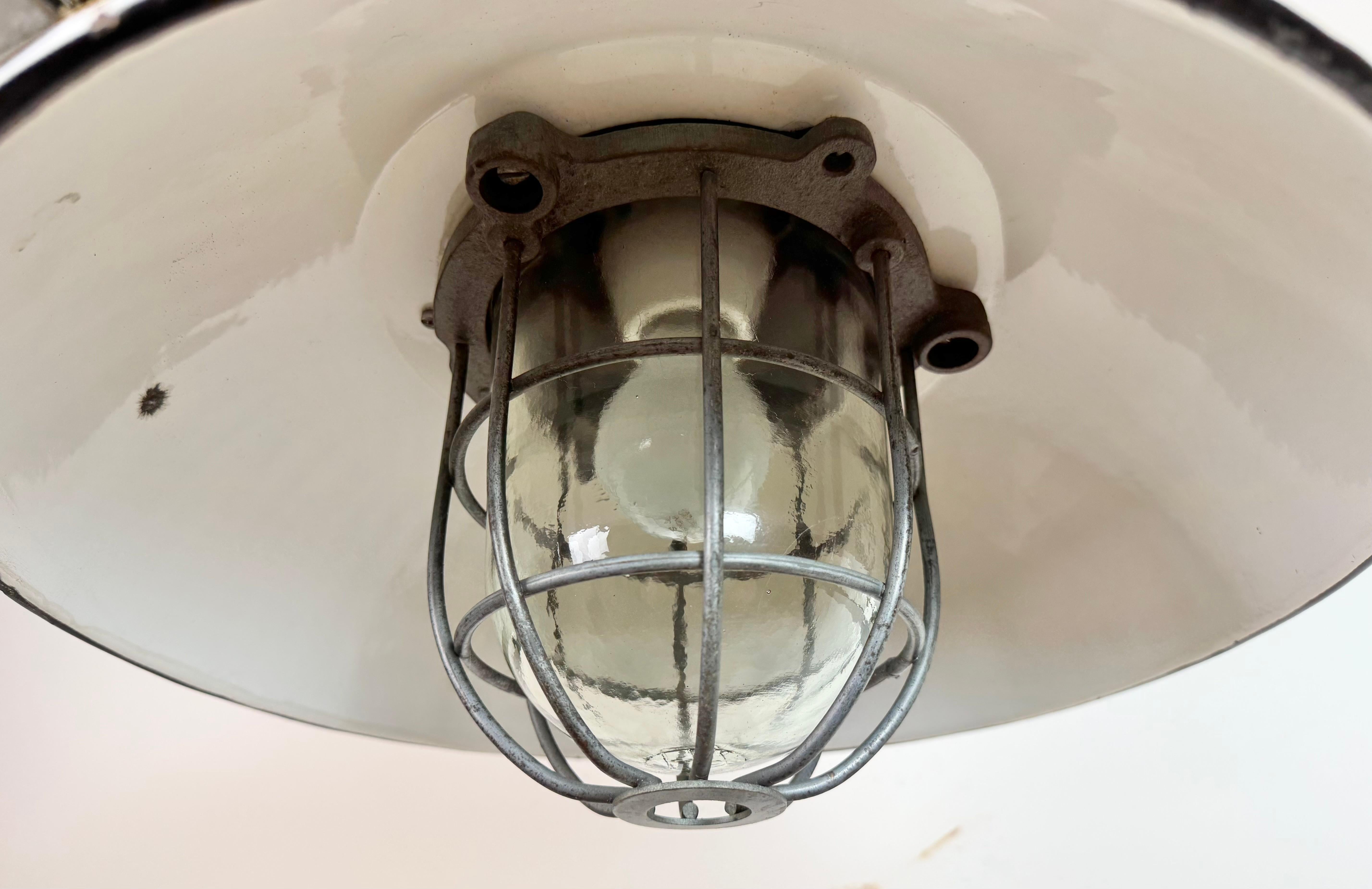 Lampada a sospensione industriale a gabbia in ghisa e smalto nero, anni '1960 In condizioni buone in vendita a Kojetice, CZ