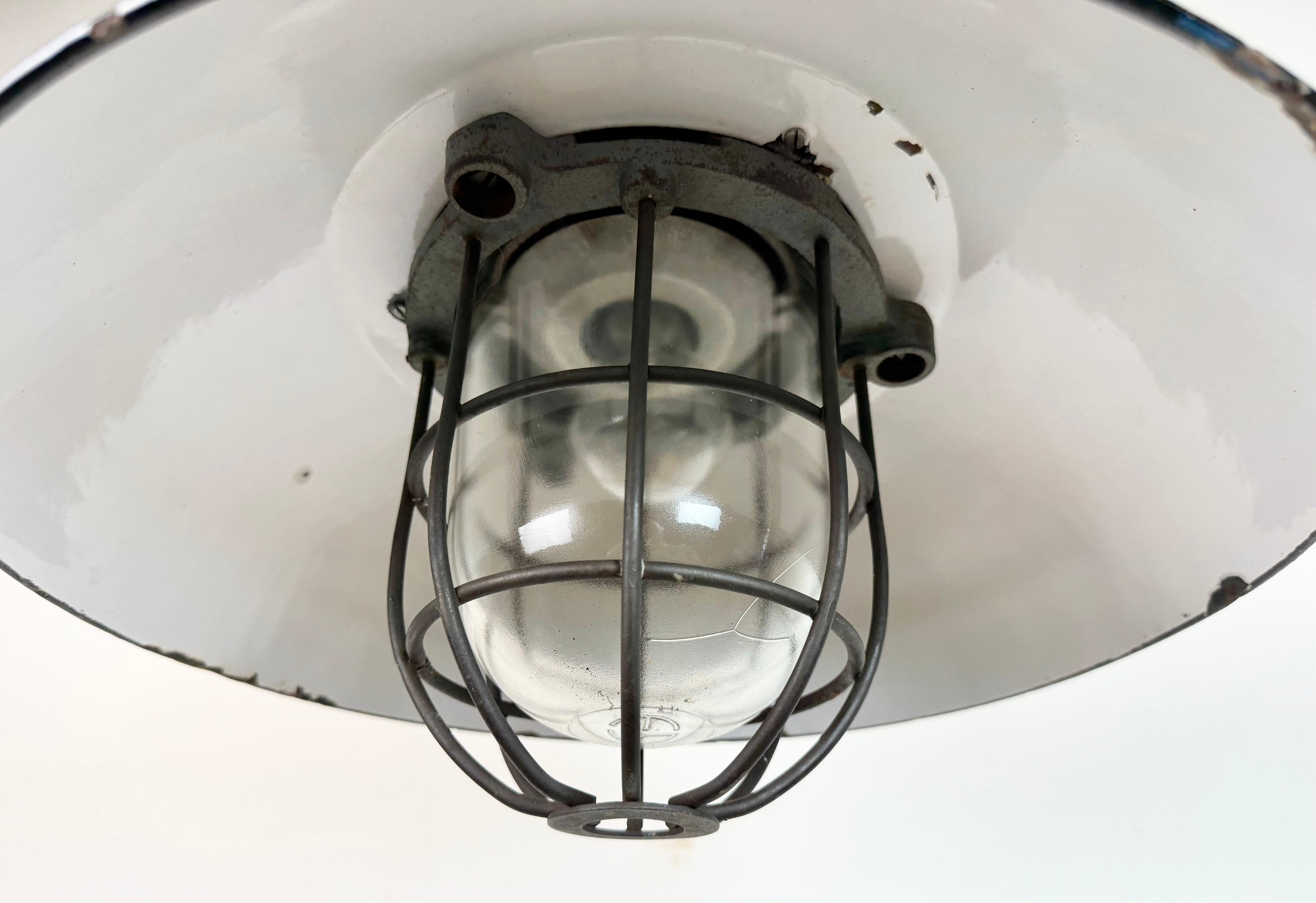 Lampada a sospensione industriale a gabbia in ghisa e smalto nero, anni '1960 In condizioni buone in vendita a Kojetice, CZ