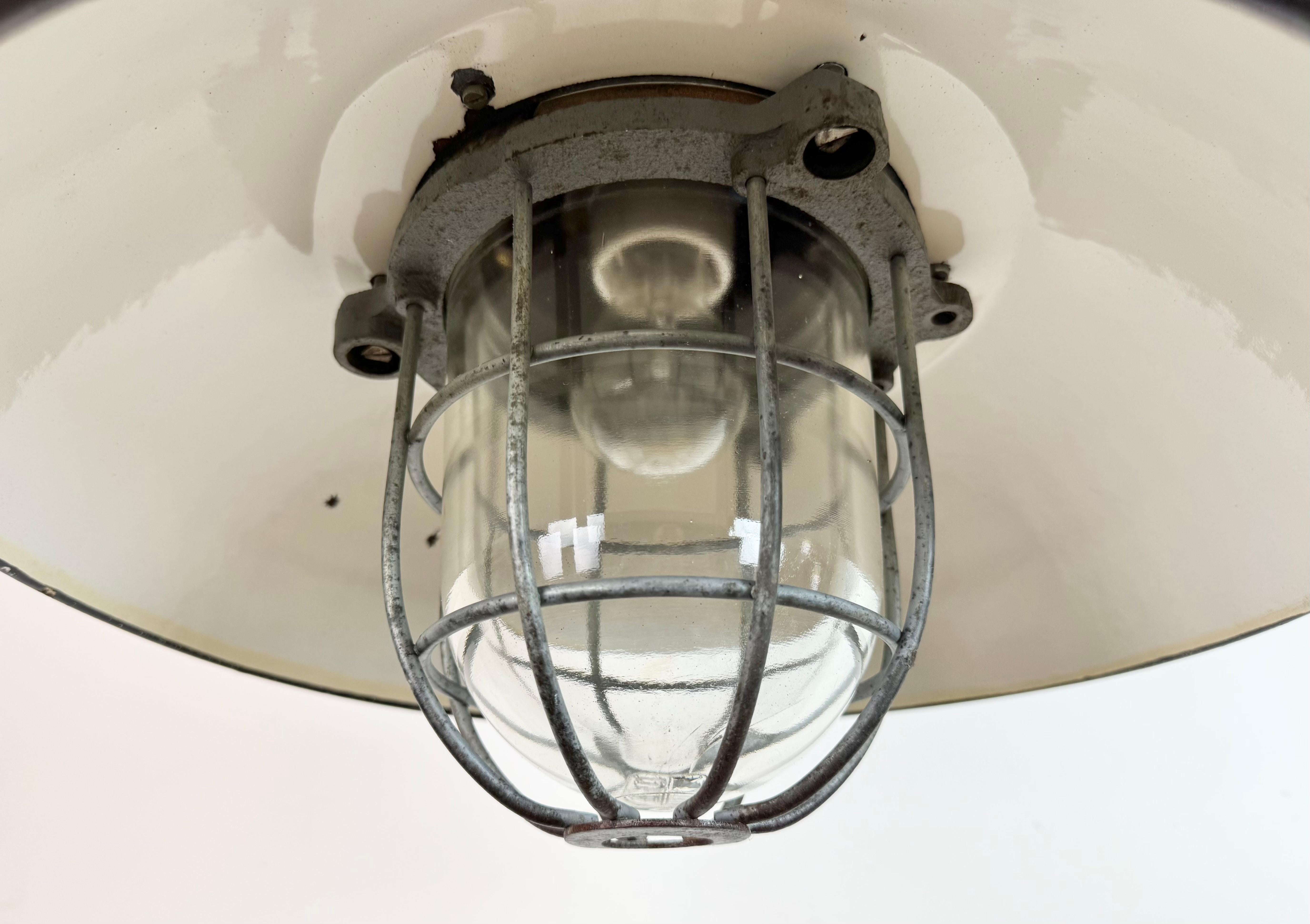 Lampada a sospensione industriale a gabbia in ghisa e smalto nero, anni '1960 In condizioni buone in vendita a Kojetice, CZ