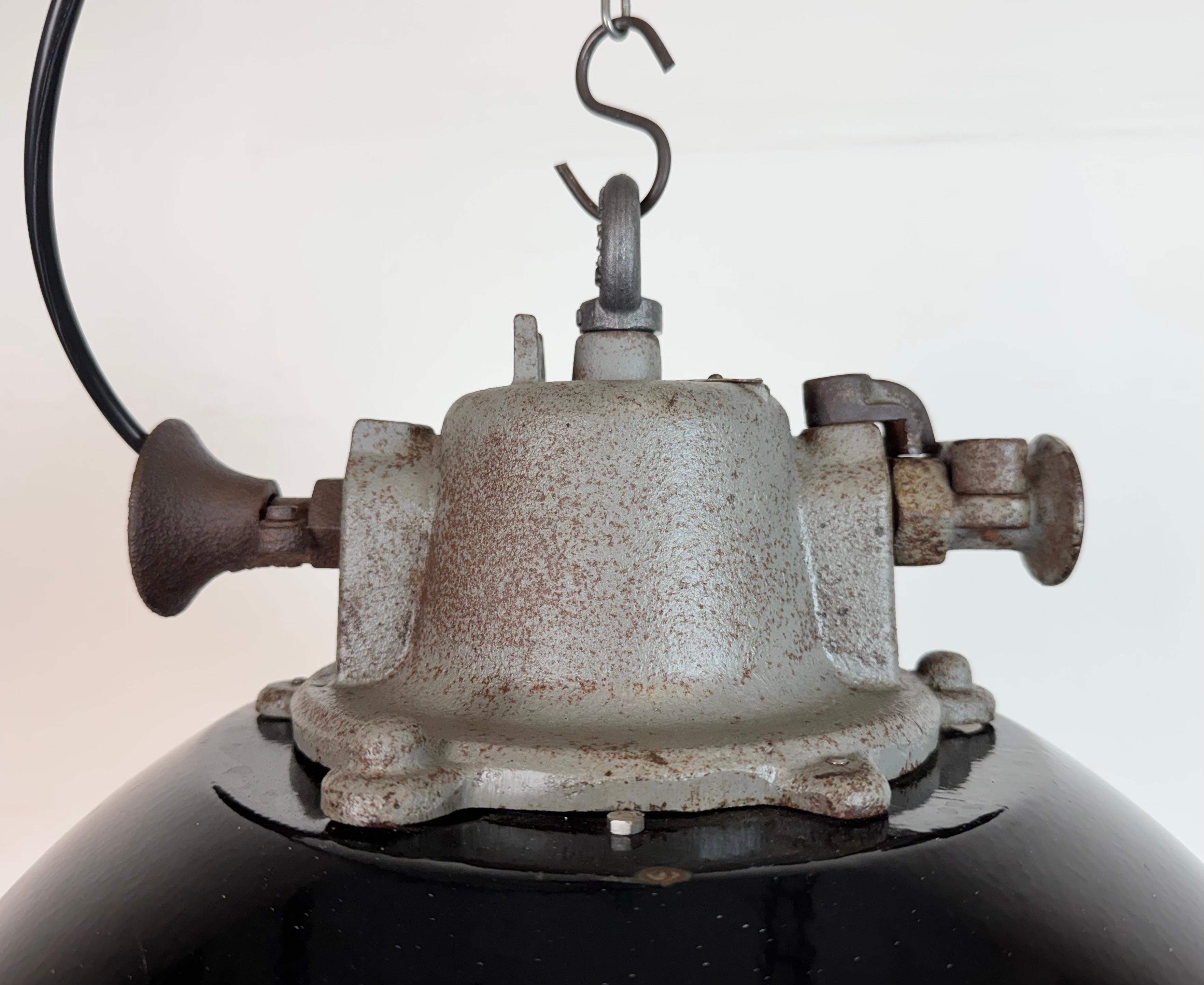 Lámpara colgante de jaula industrial de hierro fundido y esmalte negro, años 1960 en Bueno estado para la venta en Kojetice, CZ