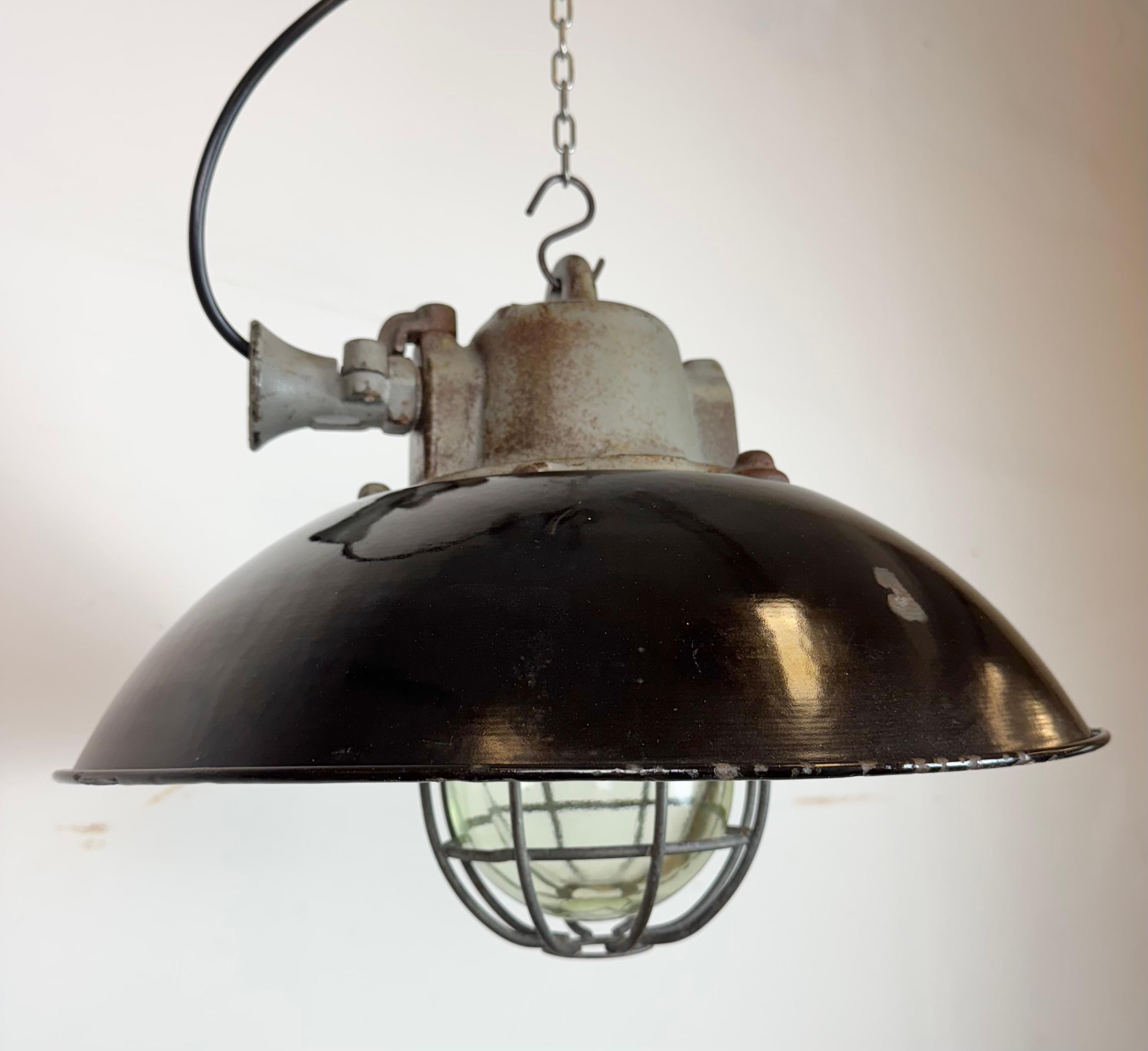 Lámpara colgante de jaula industrial de hierro fundido y esmalte negro, años 1960 siglo XX en venta