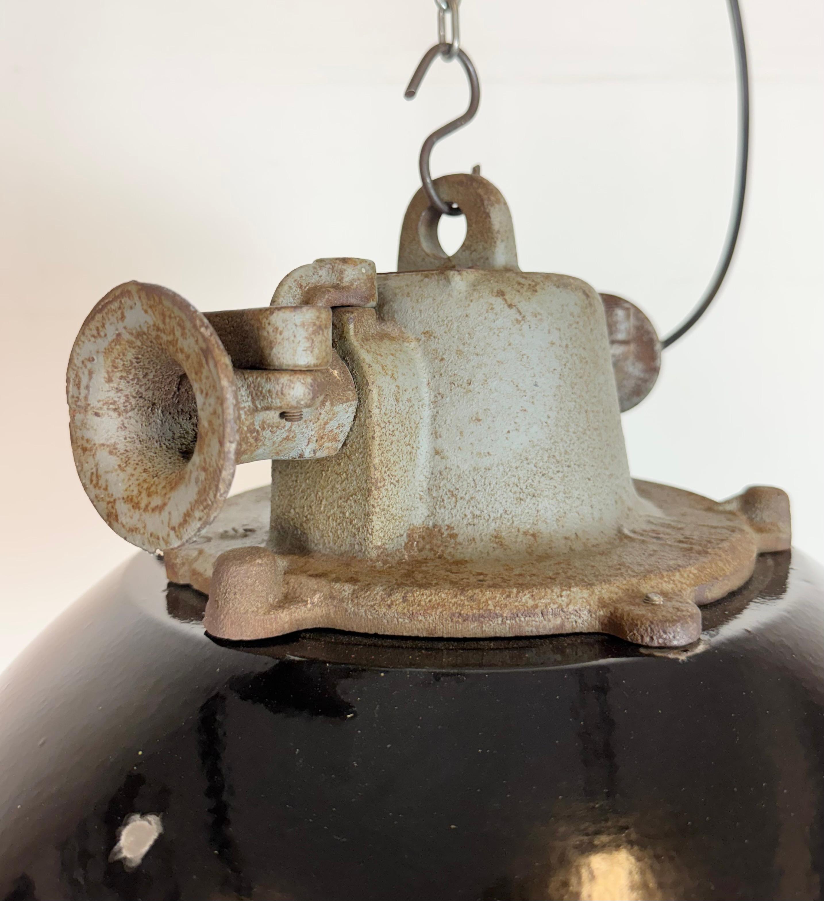 Lámpara colgante de jaula industrial de hierro fundido y esmalte negro, años 1960 mediados del siglo XX en venta