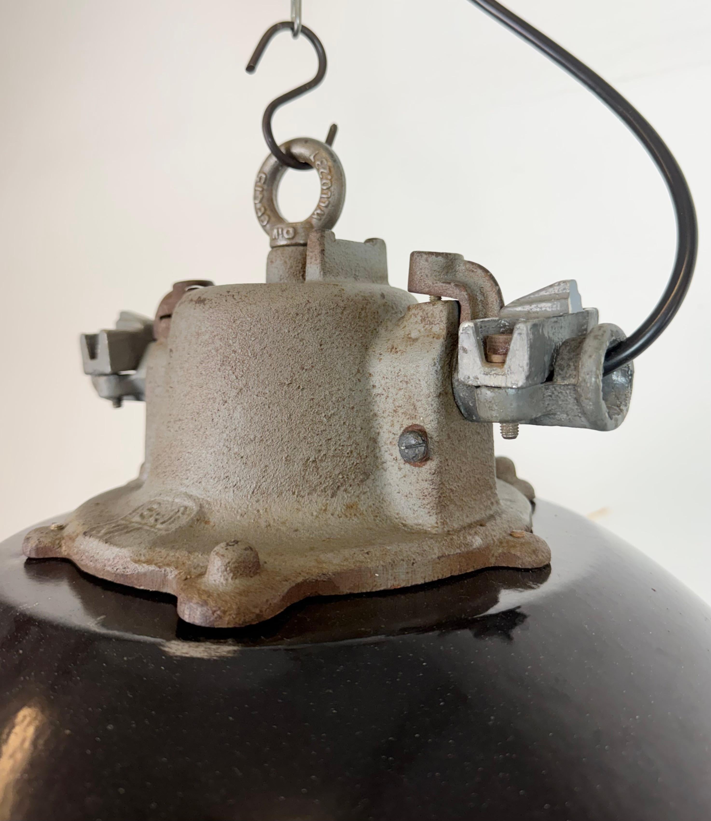 Lámpara colgante de jaula industrial de hierro fundido y esmalte negro, años 1960 siglo XX en venta