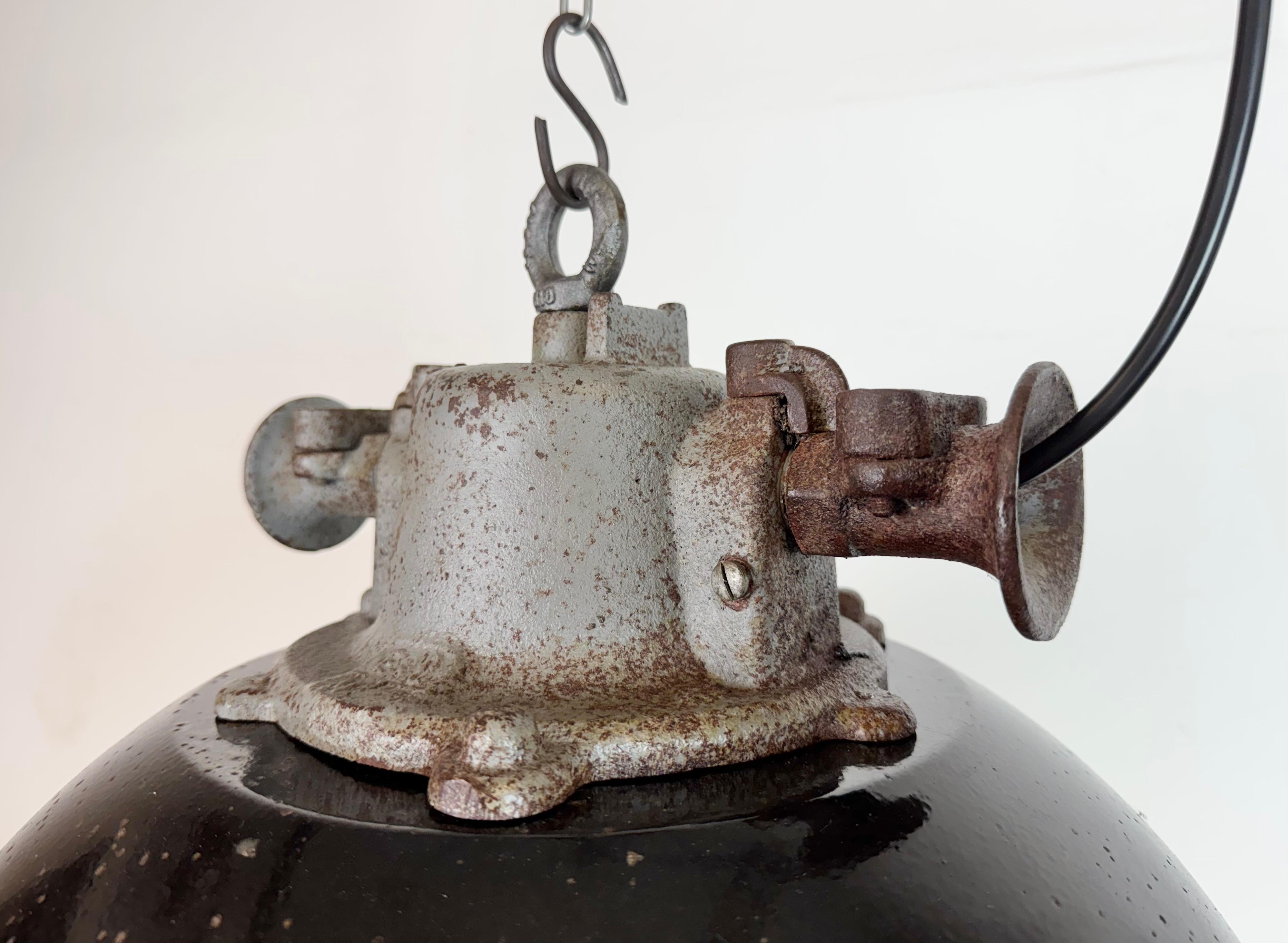 Lámpara colgante de jaula industrial de hierro fundido y esmalte negro, años 1960 mediados del siglo XX en venta