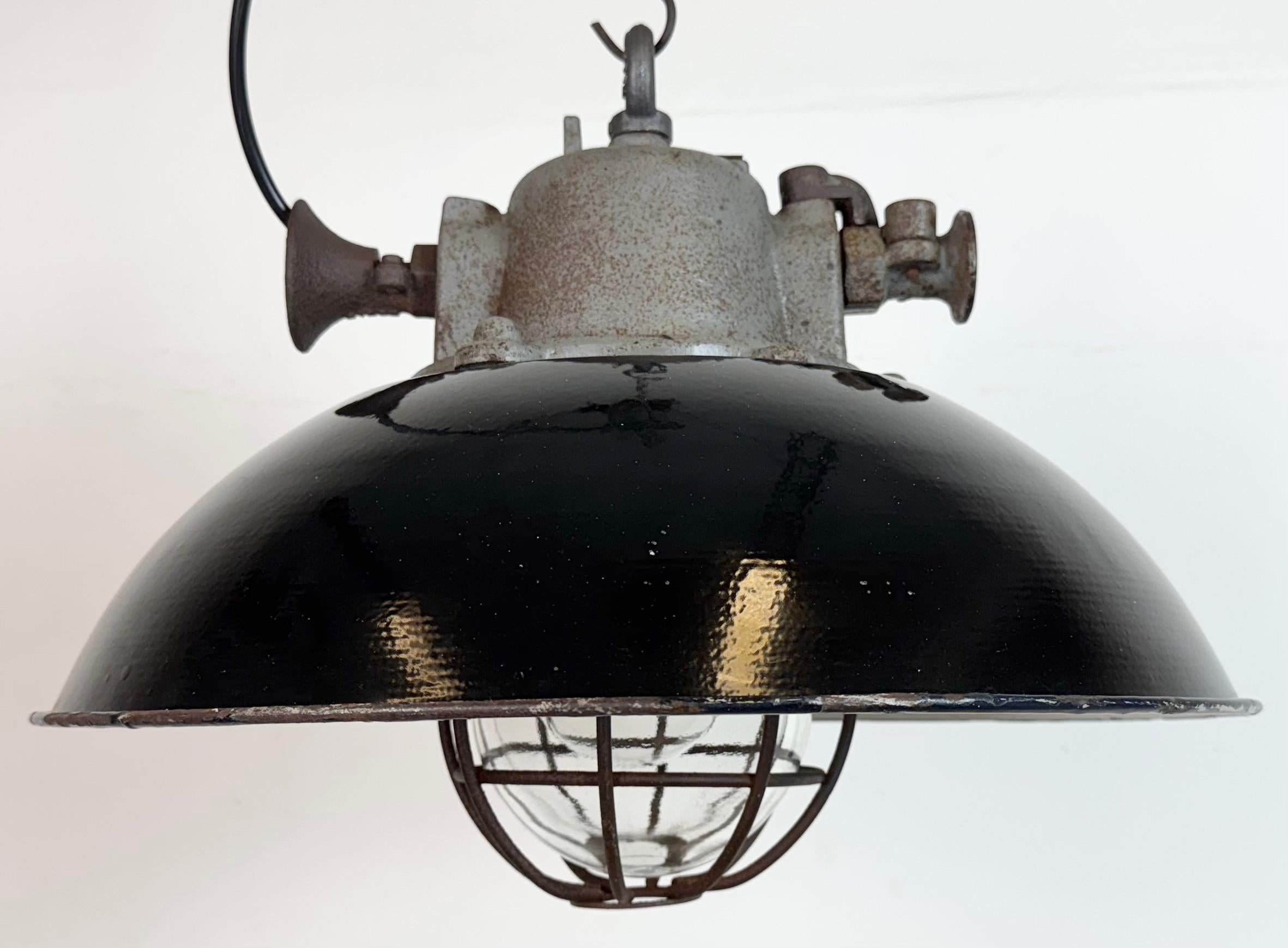 Lámpara colgante de jaula industrial de hierro fundido y esmalte negro, años 1960 mediados del siglo XX en venta