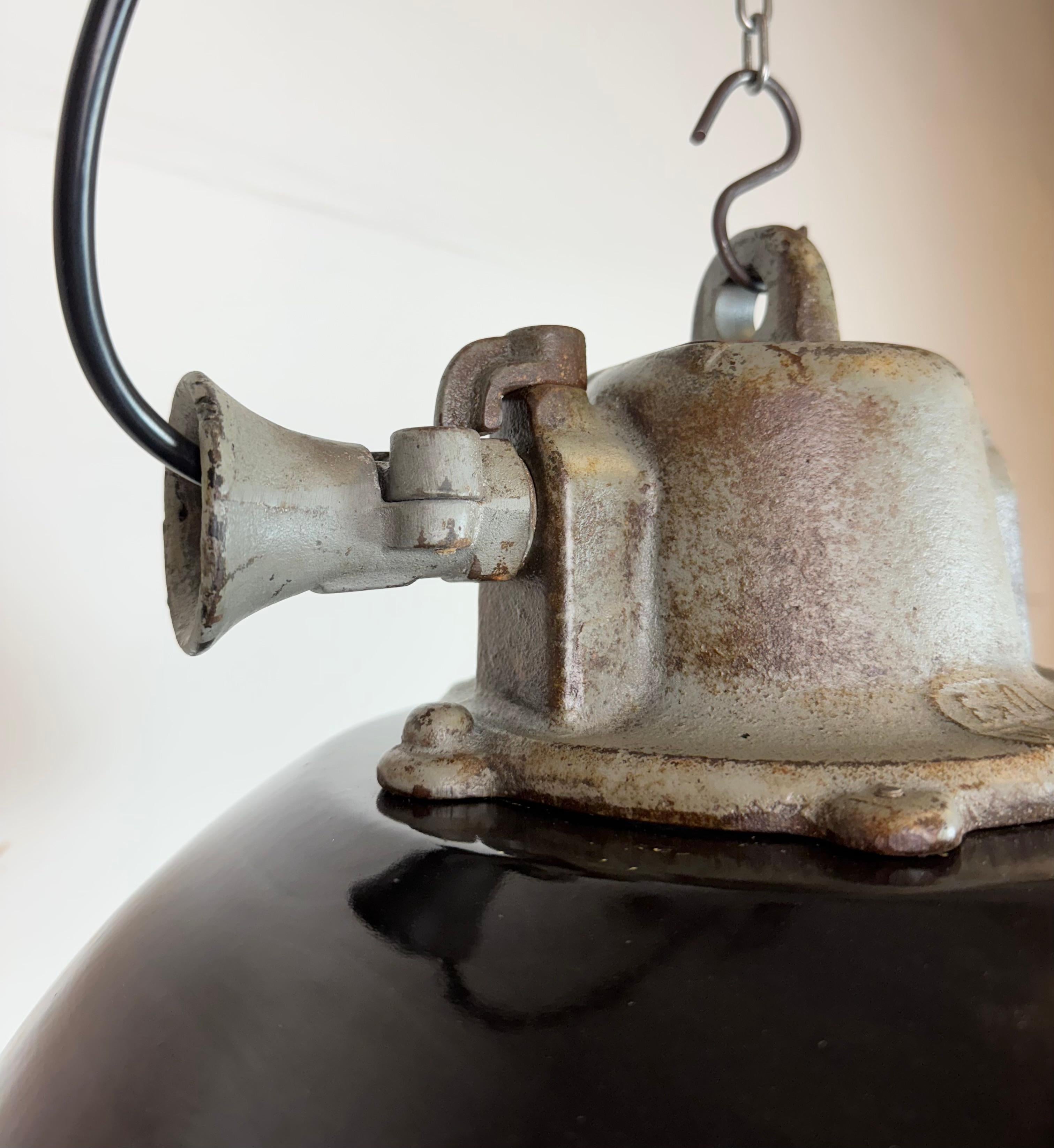 Lámpara colgante de jaula industrial de hierro fundido y esmalte negro, años 1960 Esmalte en venta