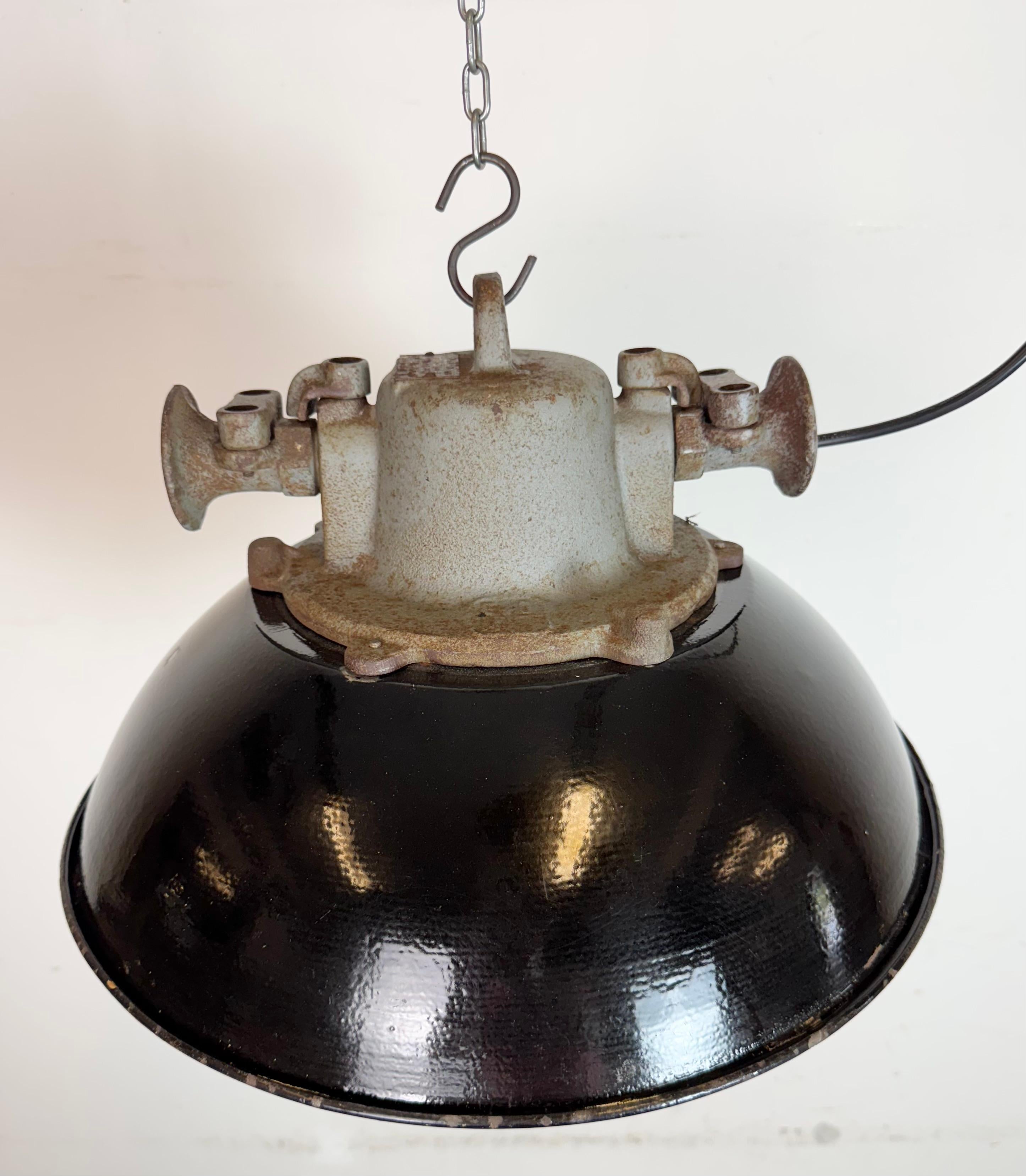 Lámpara colgante de jaula industrial de hierro fundido y esmalte negro, años 1960 Esmalte en venta