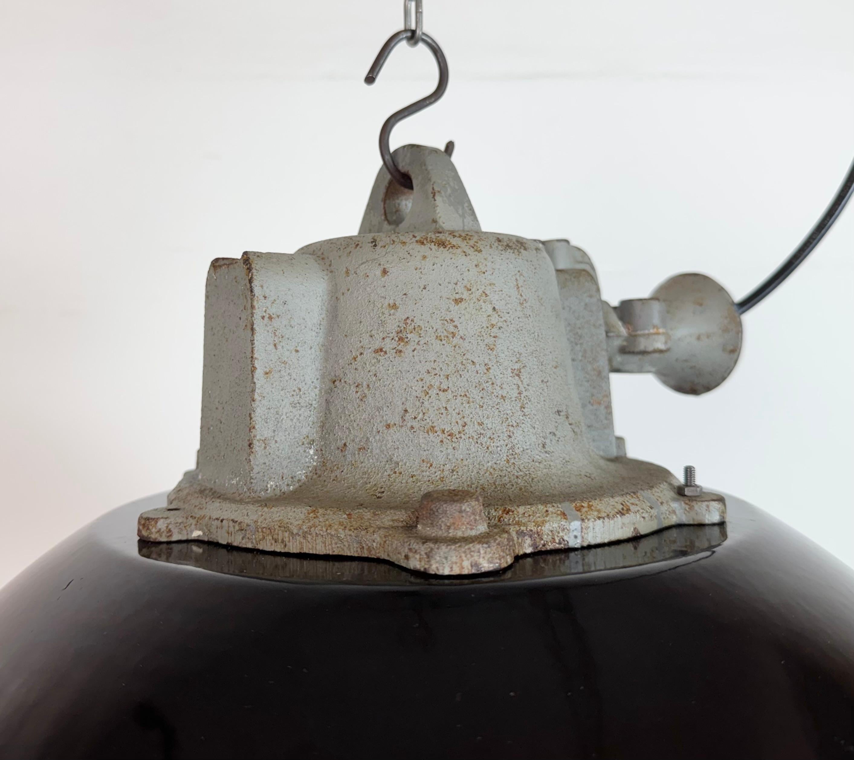 Smalto Lampada a sospensione industriale a gabbia in ghisa e smalto nero, anni '1960 in vendita