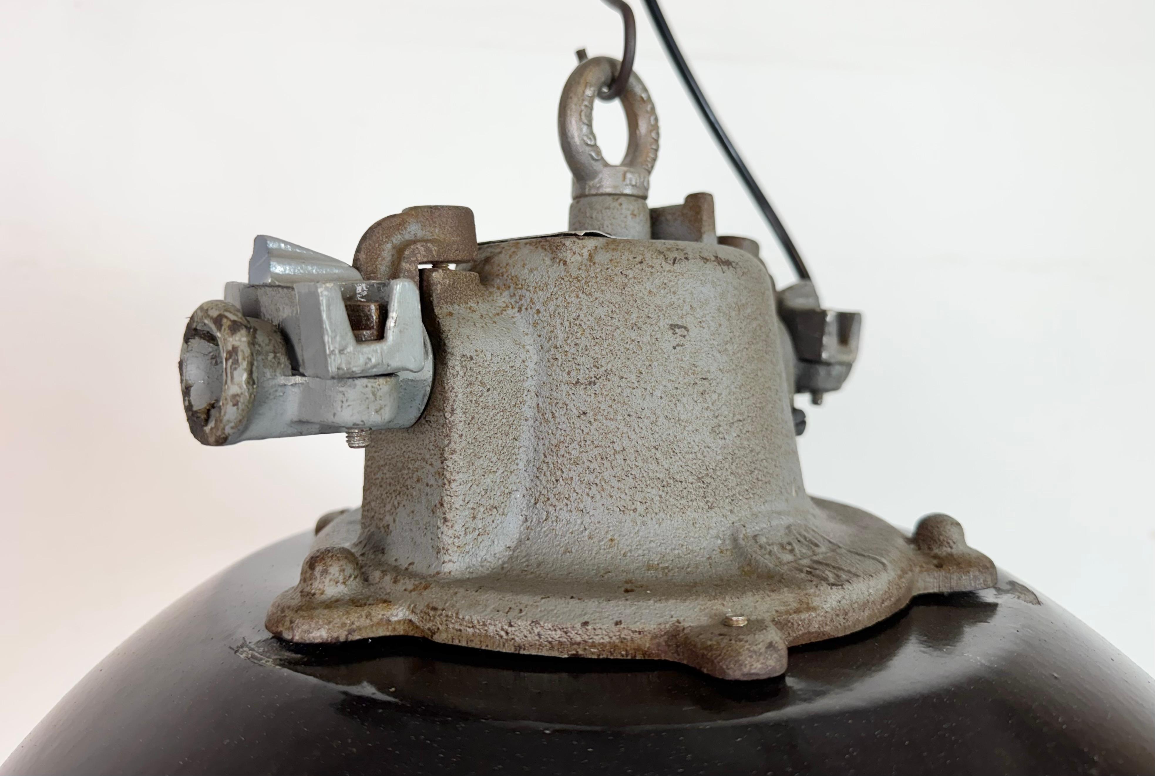 Lámpara colgante de jaula industrial de hierro fundido y esmalte negro, años 1960 Esmalte en venta
