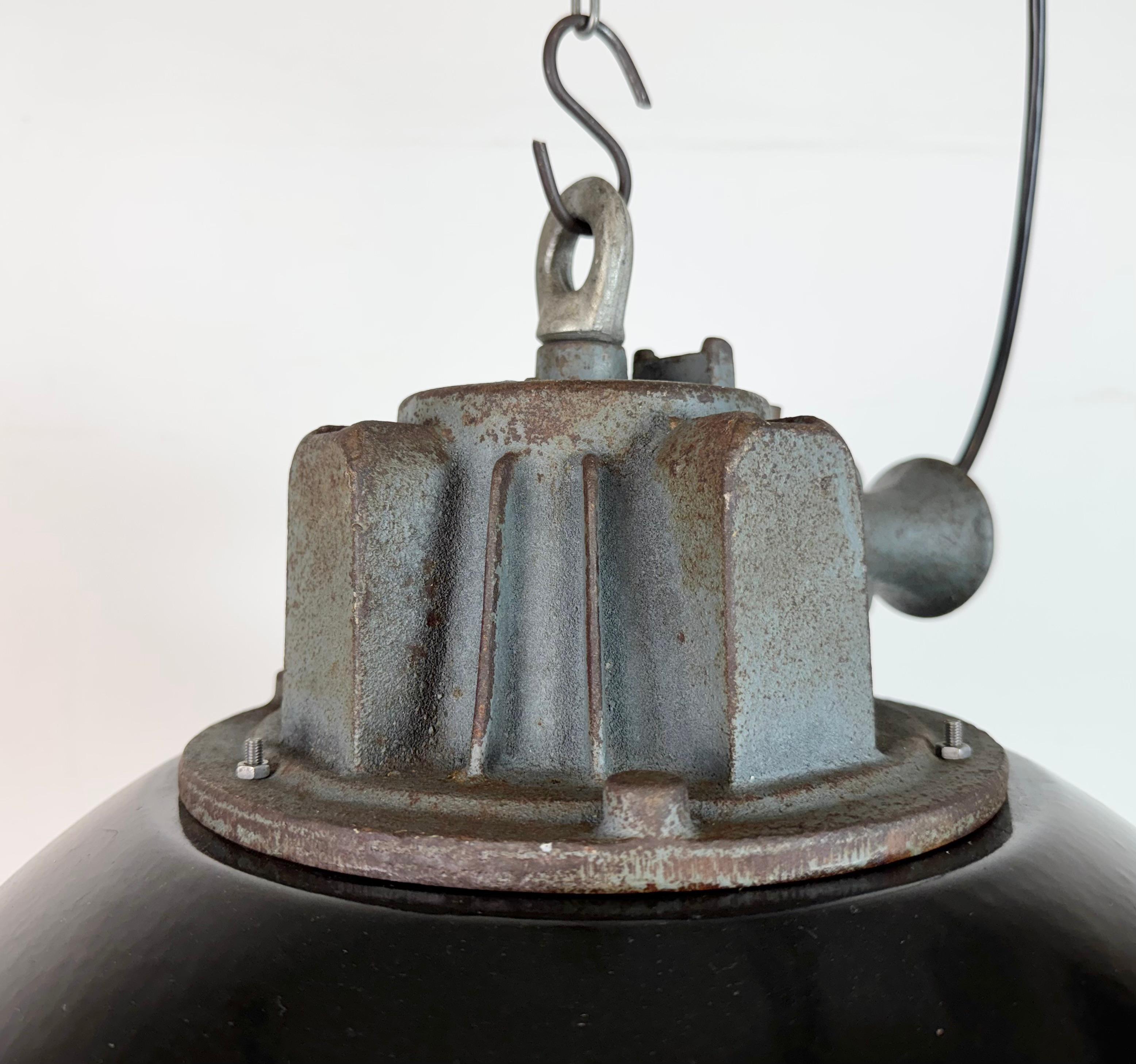 Smalto Lampada a sospensione industriale a gabbia in ghisa e smalto nero, anni '1960 in vendita