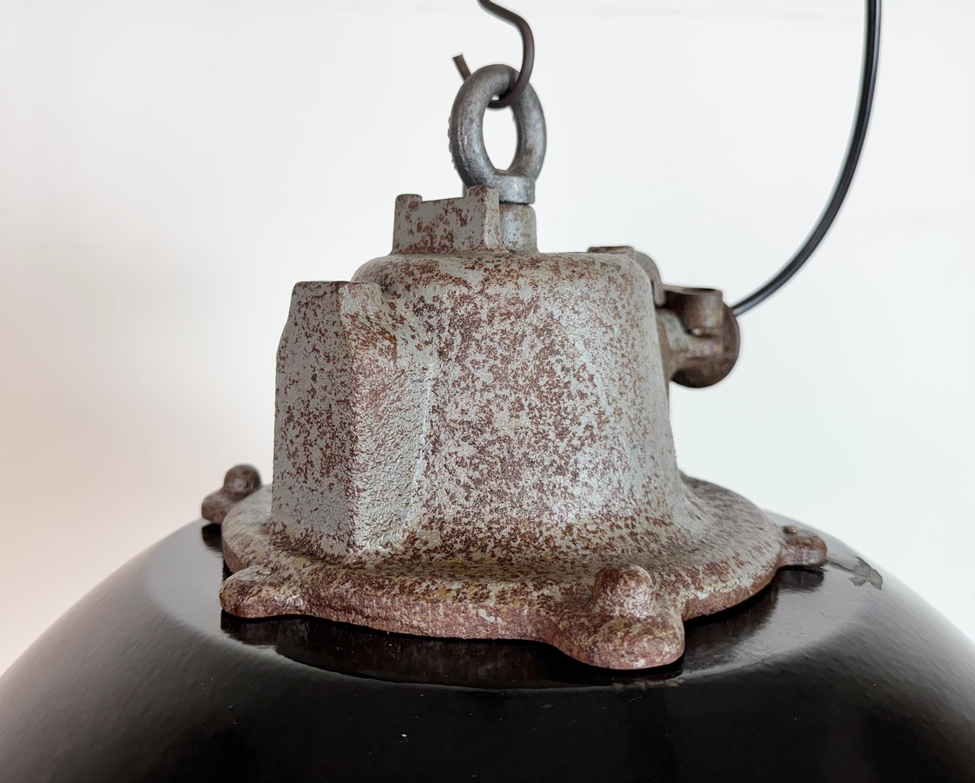 Smalto Lampada a sospensione industriale a gabbia in ghisa e smalto nero, anni '1960 in vendita