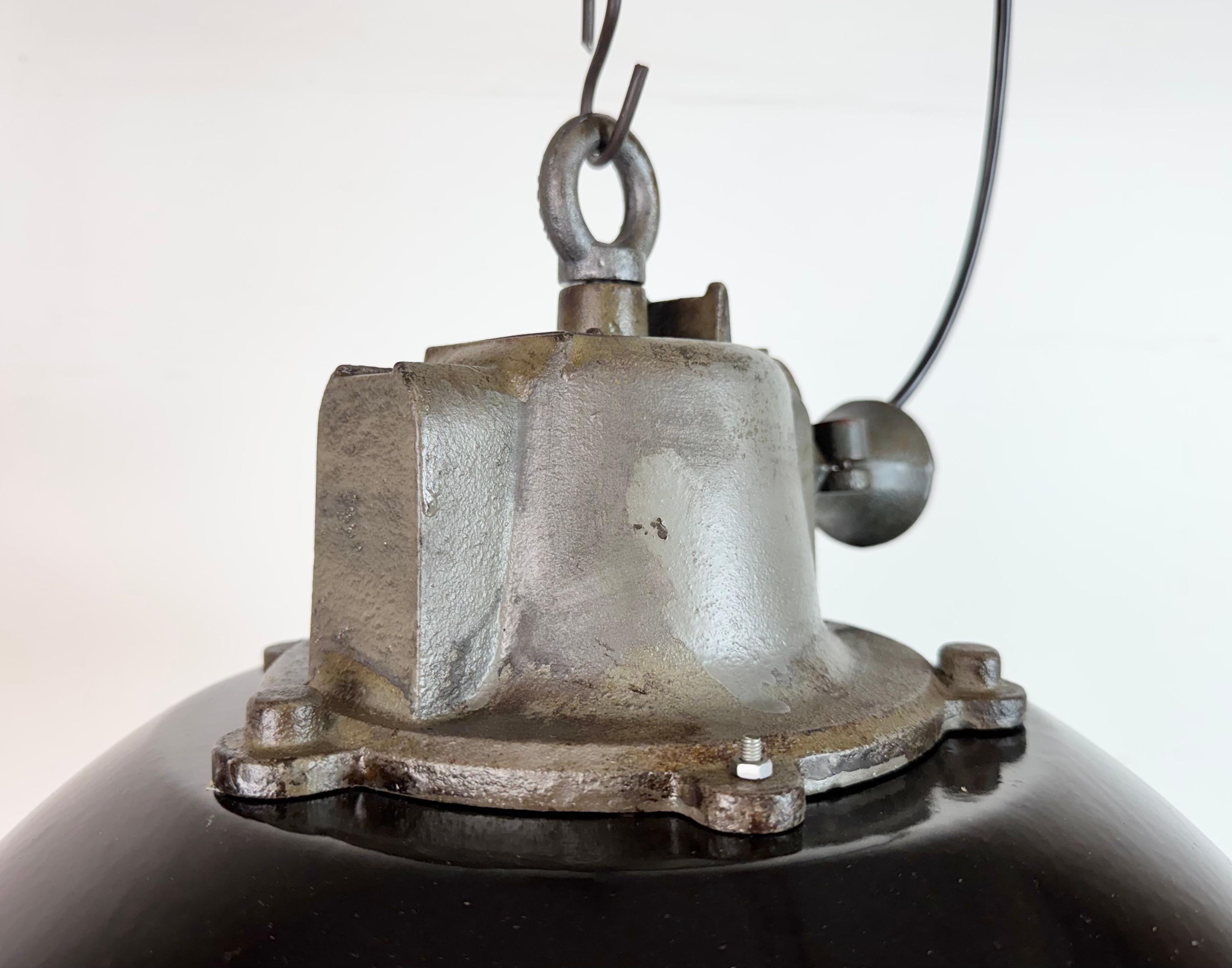 Smalto Lampada a sospensione industriale a gabbia in ghisa e smalto nero, anni '1960 in vendita