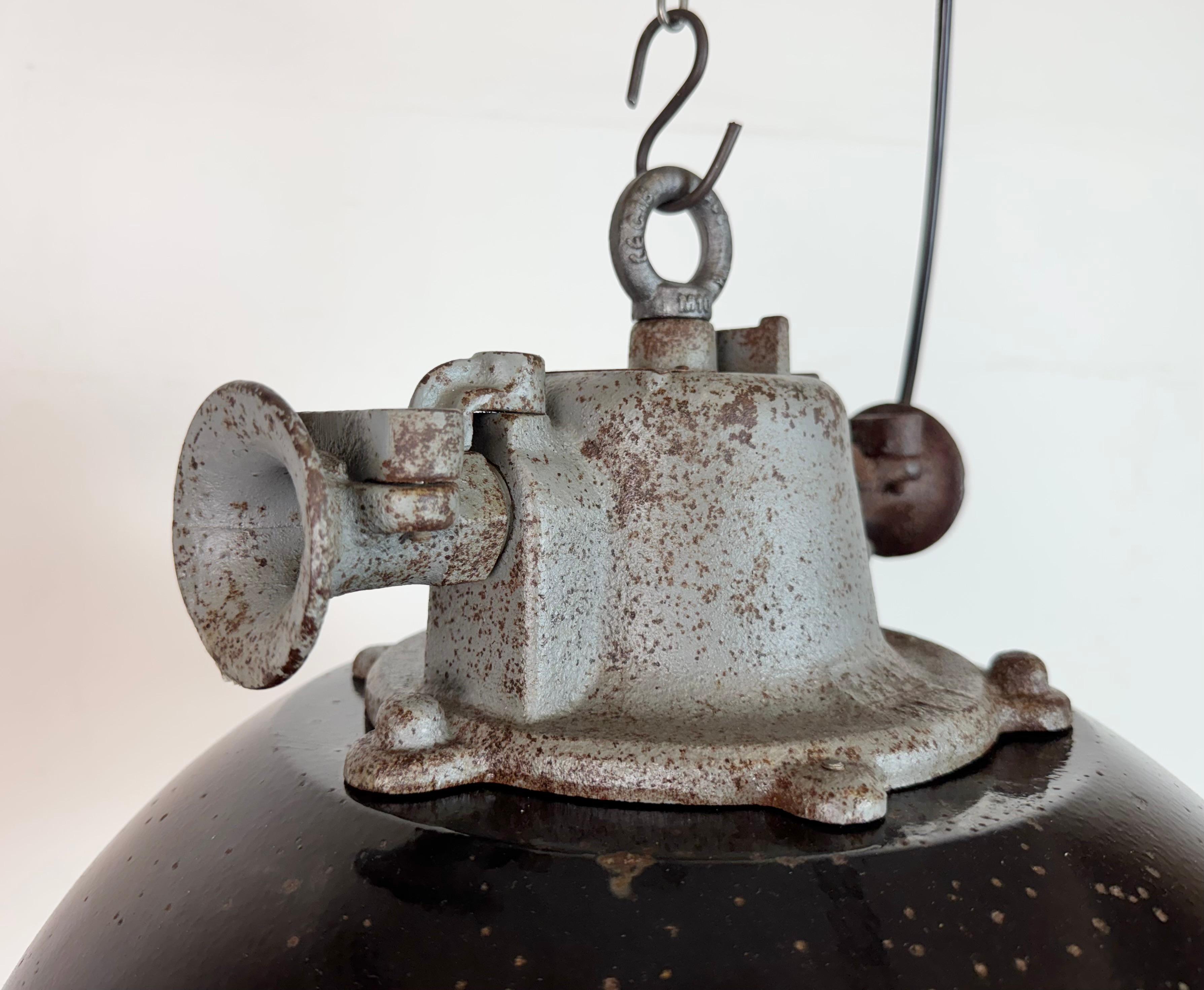 Lámpara colgante de jaula industrial de hierro fundido y esmalte negro, años 1960 Esmalte en venta