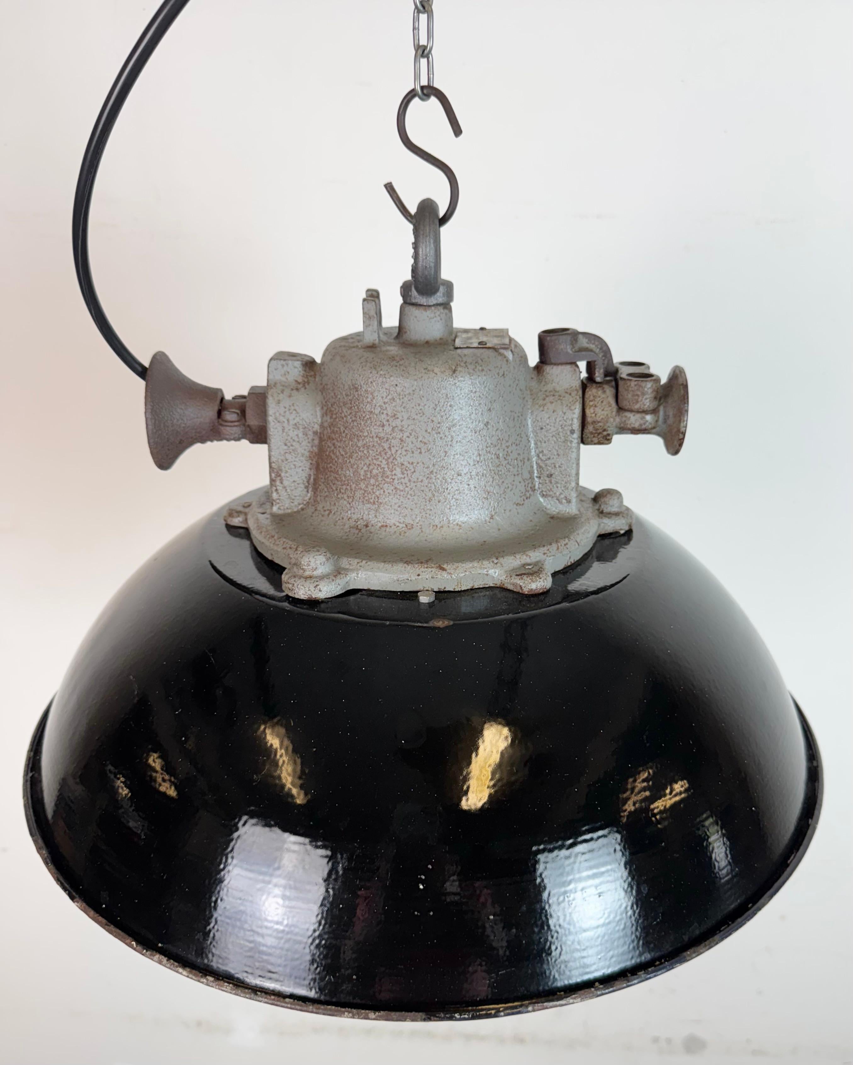 Lámpara colgante de jaula industrial de hierro fundido y esmalte negro, años 1960 Esmalte en venta