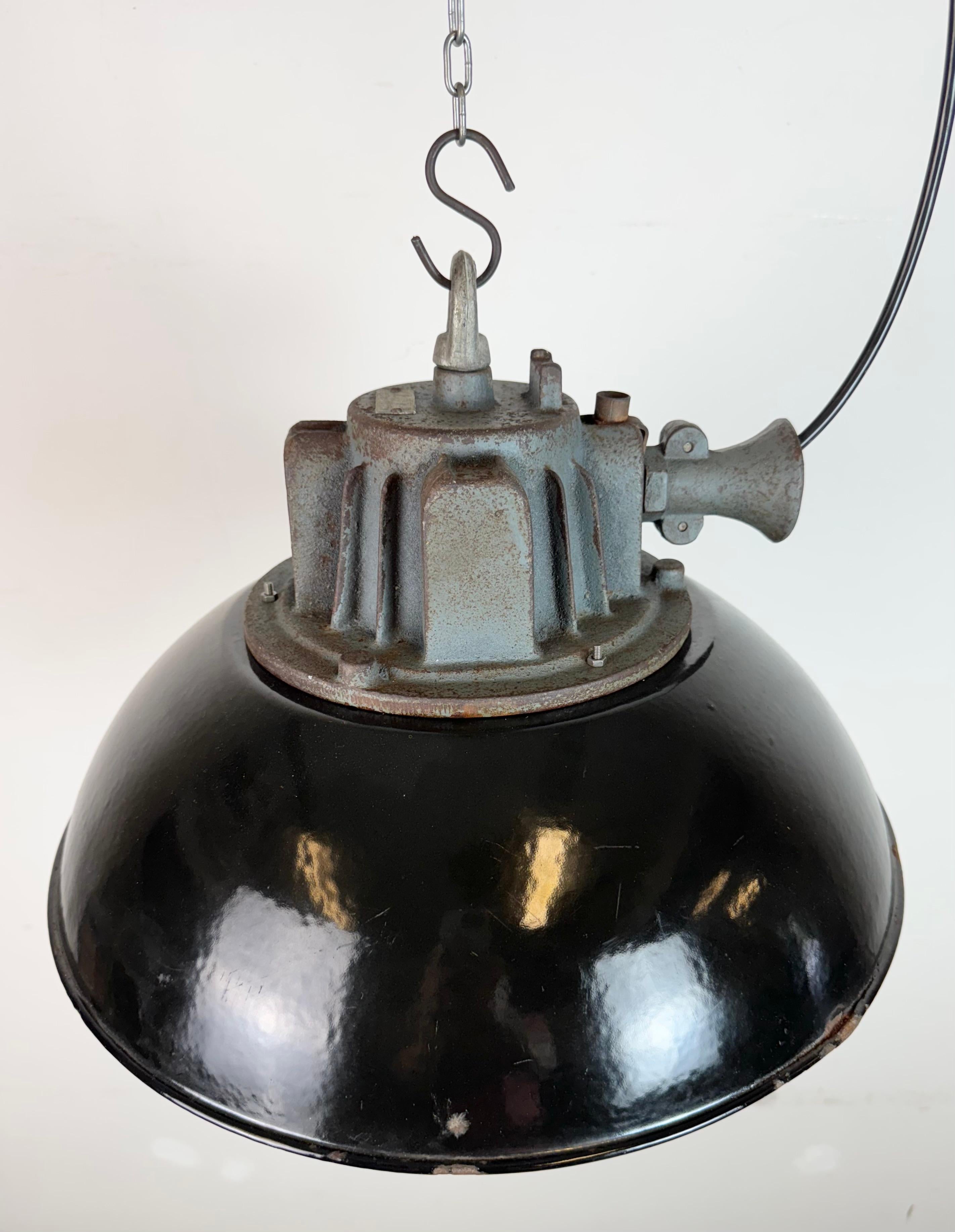 Lampada a sospensione industriale a gabbia in ghisa e smalto nero, anni '1960 in vendita 1