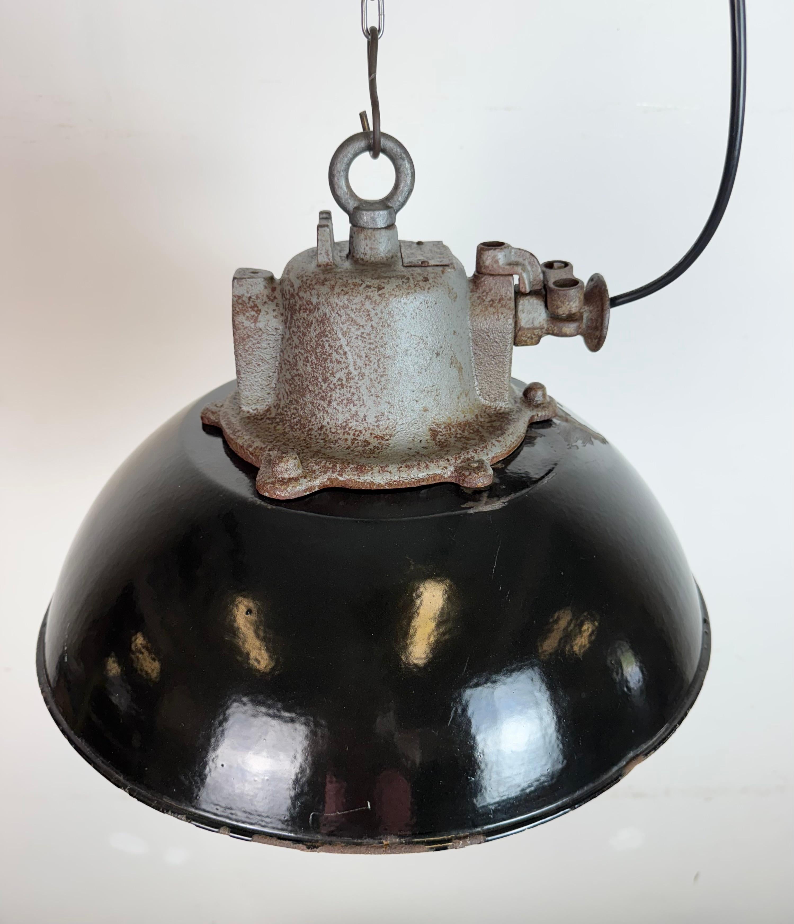 Lampada a sospensione industriale a gabbia in ghisa e smalto nero, anni '1960 in vendita 1