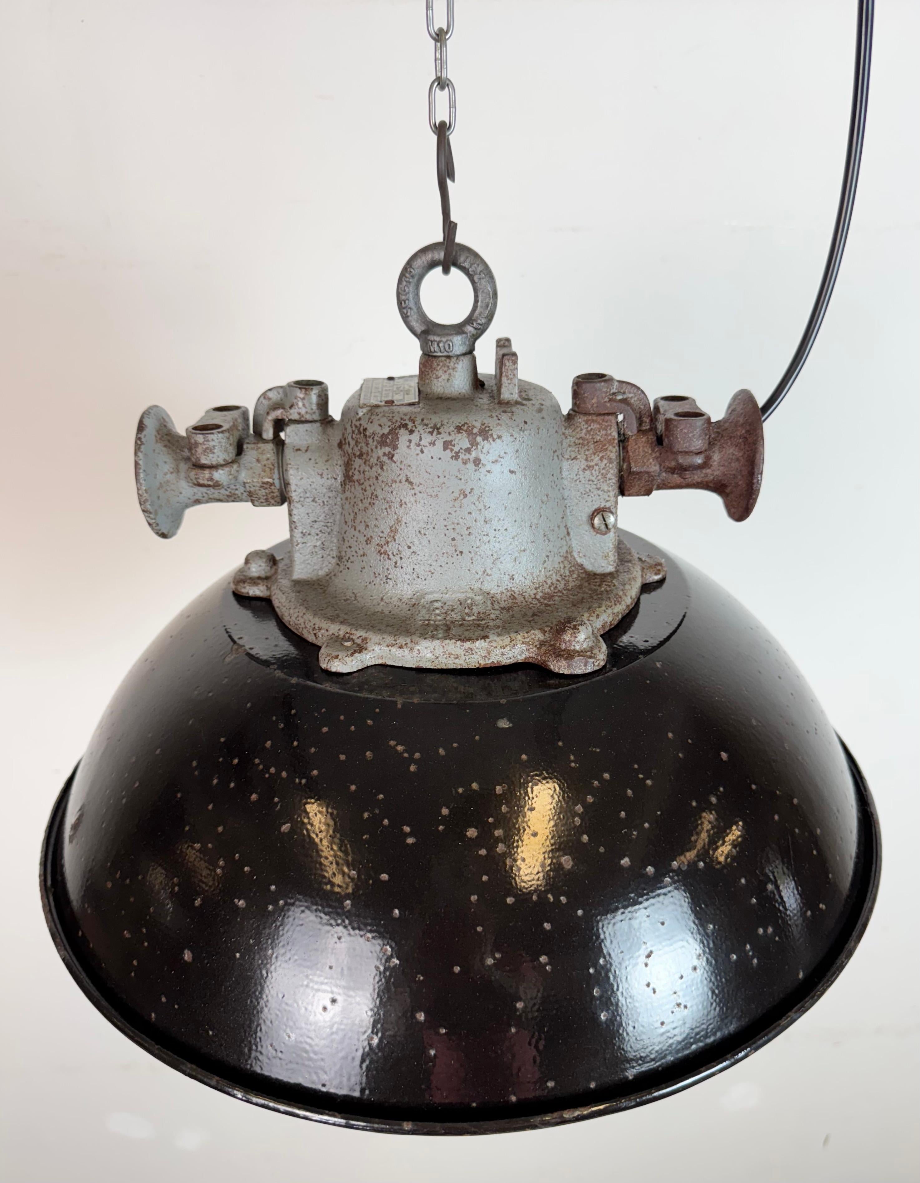 Lámpara colgante de jaula industrial de hierro fundido y esmalte negro, años 1960 en venta 1