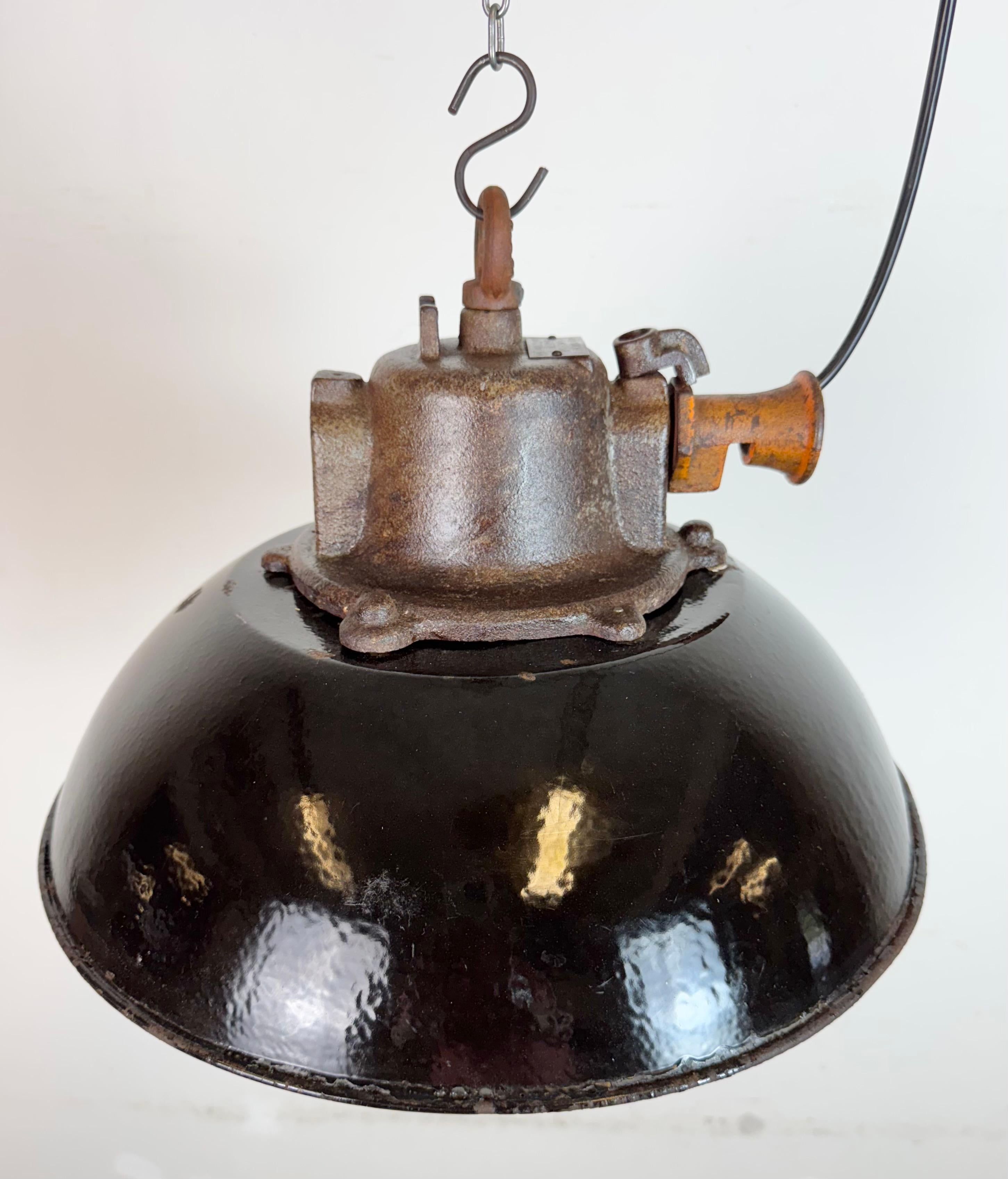 Lampada a sospensione industriale a gabbia in ghisa e smalto nero, anni '1960 in vendita 1