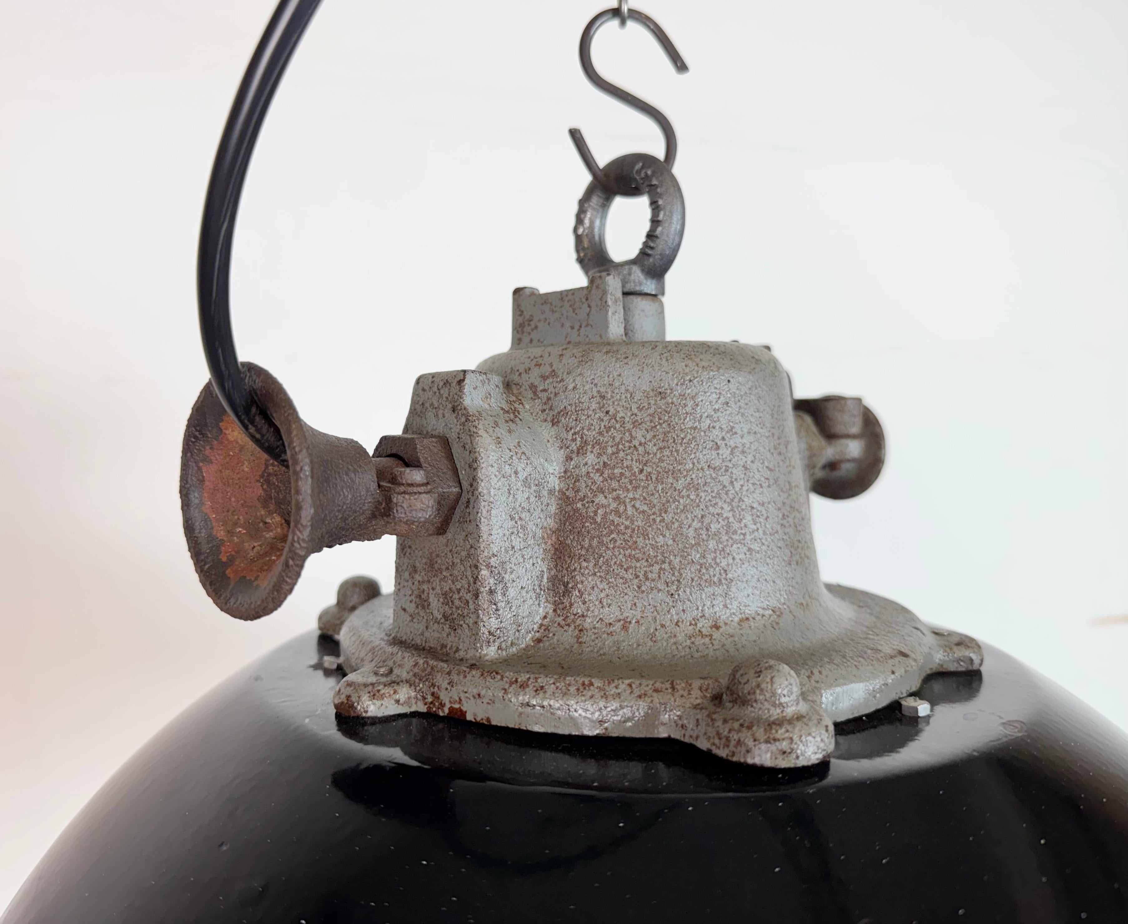 Lámpara colgante de jaula industrial de hierro fundido y esmalte negro, años 1960 en venta 1