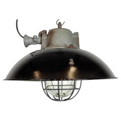 Lámpara colgante de jaula industrial de hierro fundido y esmalte negro, años 1960