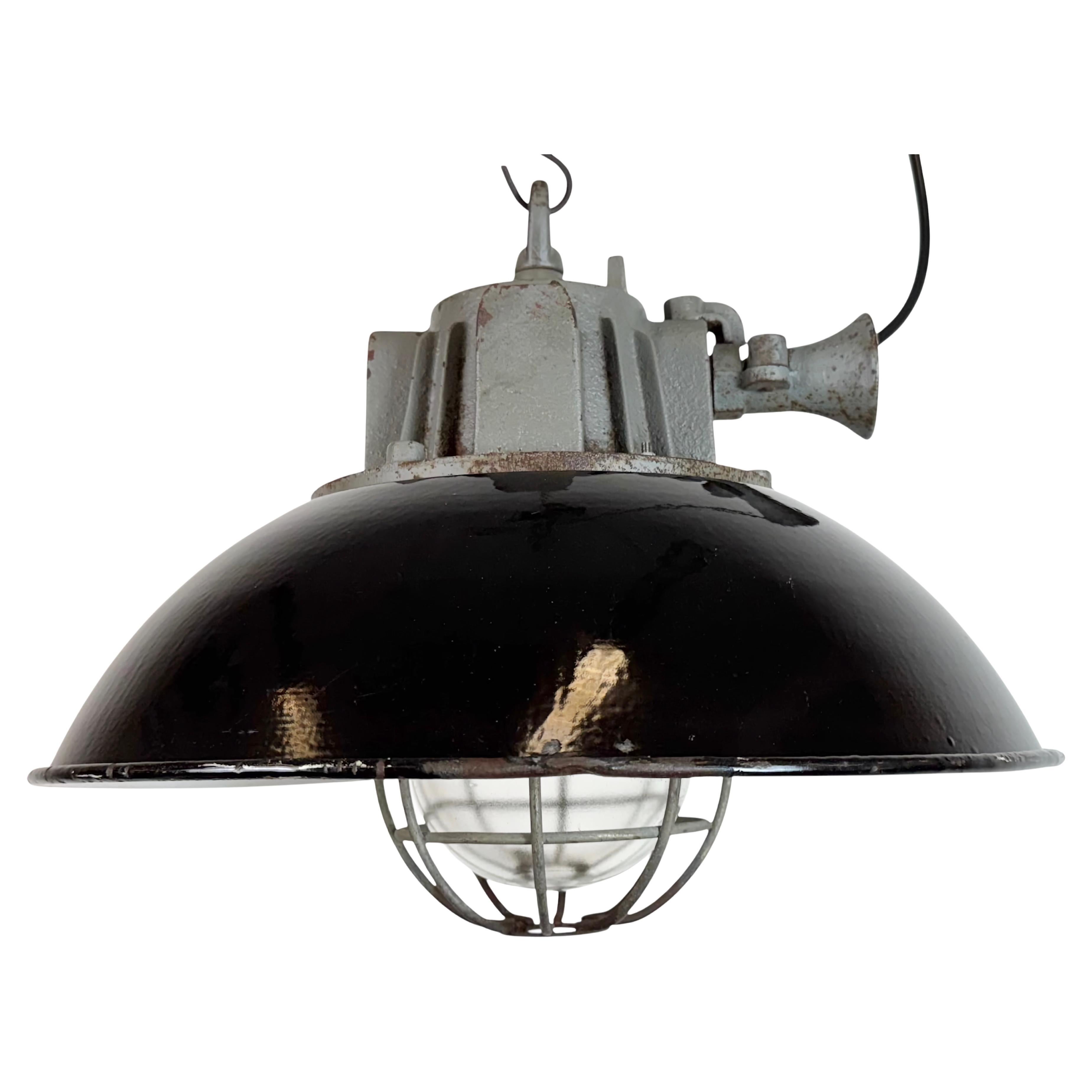 Lámpara colgante de jaula industrial de hierro fundido y esmalte negro, años 1960