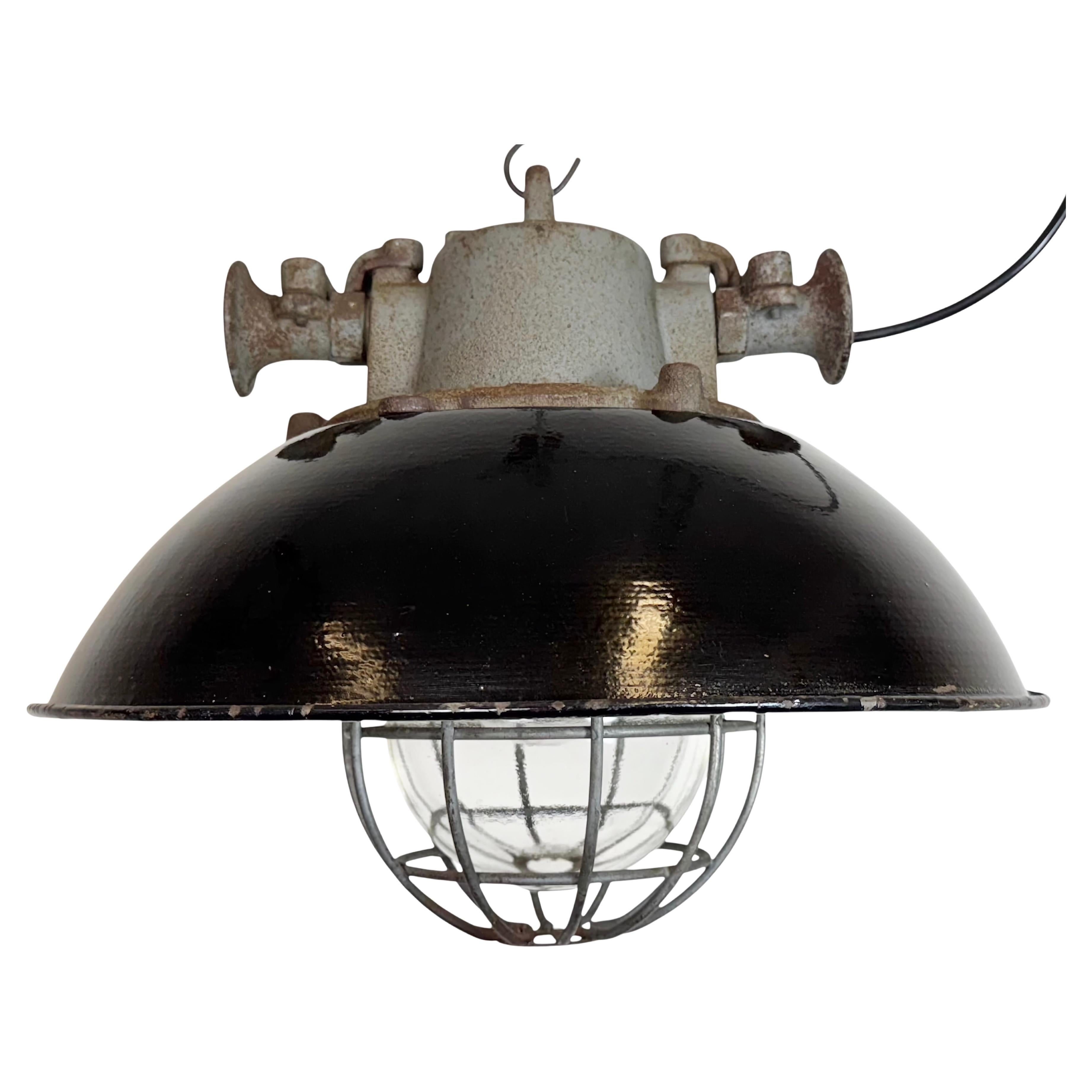 Lámpara colgante de jaula industrial de hierro fundido y esmalte negro, años 1960 en venta