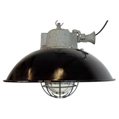 Lámpara colgante de jaula industrial de hierro fundido y esmalte negro, años 1960