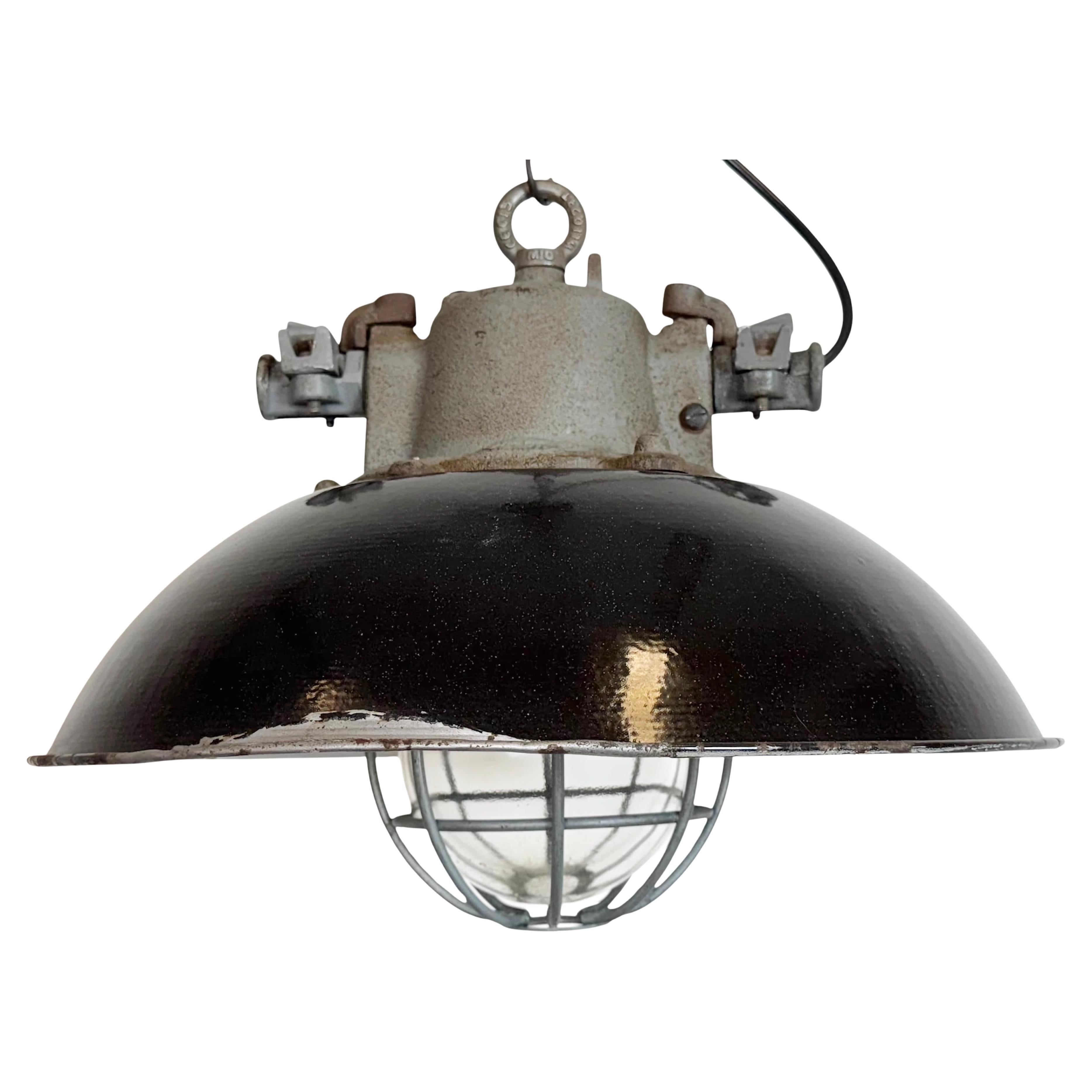 Lámpara colgante de jaula industrial de hierro fundido y esmalte negro, años 1960