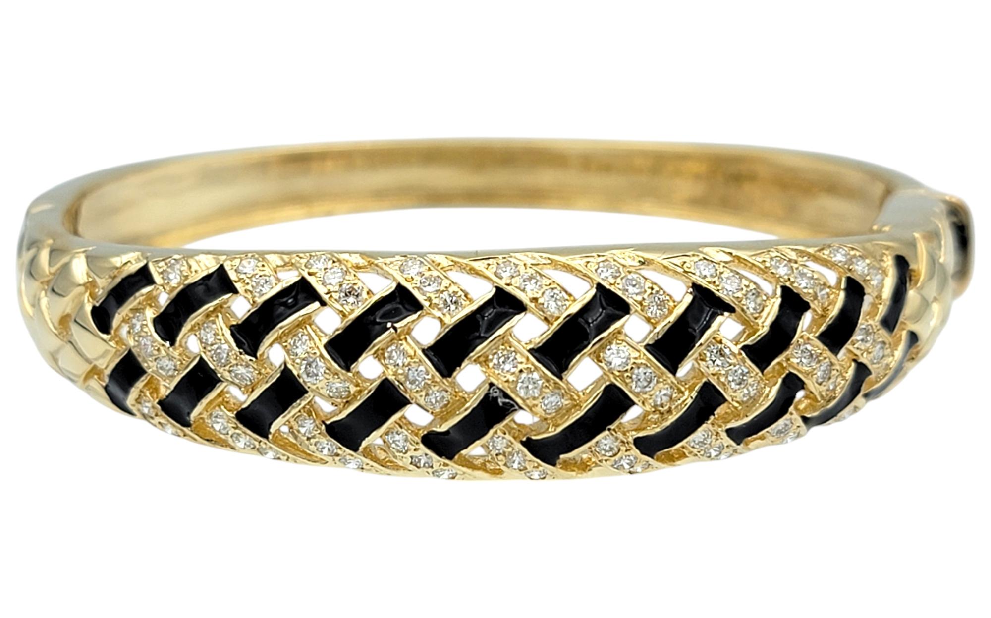Élevez votre collection de bijoux fins avec cet exquis bracelet à charnière, un chef-d'œuvre d'élégance moderne et de savoir-faire artisanal. Réalisé en luxueux or jaune 14 carats, ce bracelet présente un motif en treillis complexe qui allie